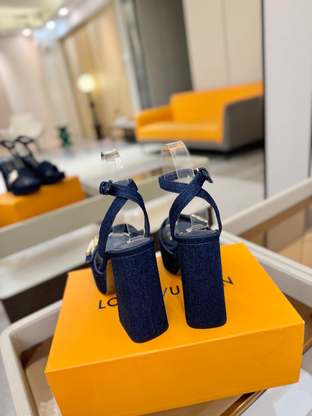 L✔️ 家专柜最新走秀款凉鞋、官网系列同步更新、完美楦型+防水台设计、高贵气质、走路不累脚、原版倒模楦型