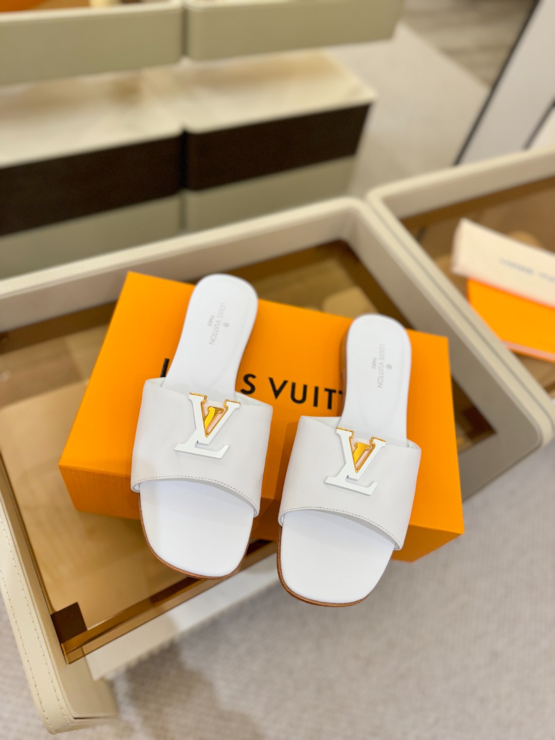 L✔️家 春夏款专柜走秀官网系列、同步更新、完美楦型+大V扣电镀两层设计、再现经典、工艺及其复杂、走路不