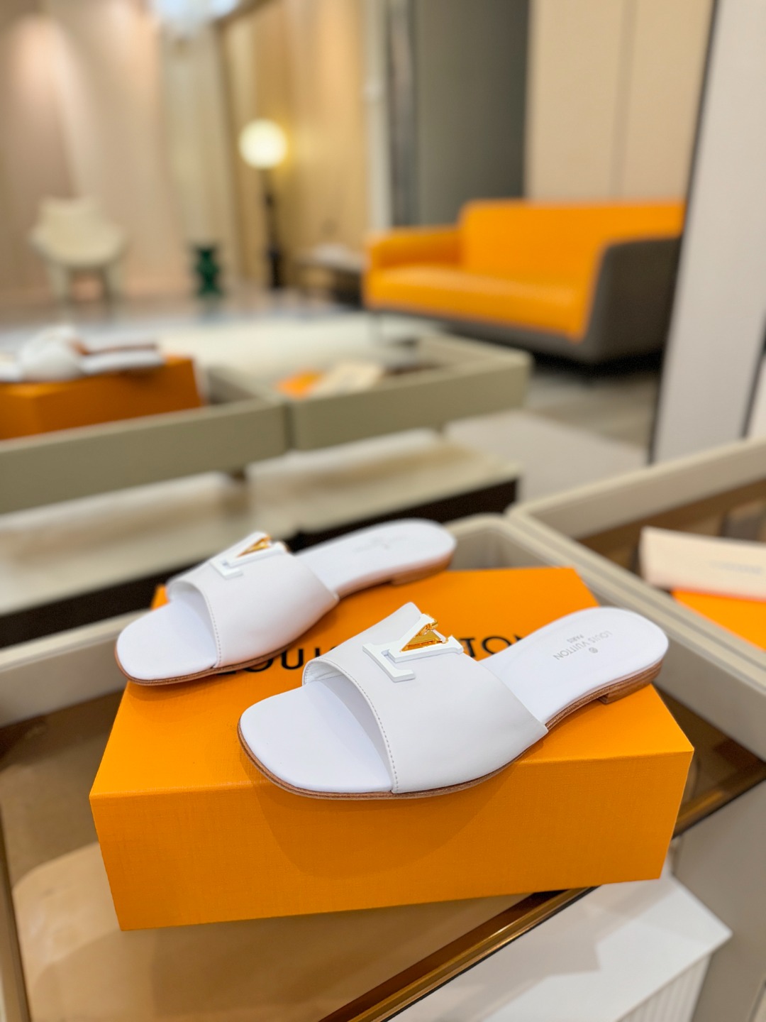 L✔️家 春夏款专柜走秀官网系列、同步更新、完美楦型+大V扣电镀两层设计、再现经典、工艺及其复杂、走路不