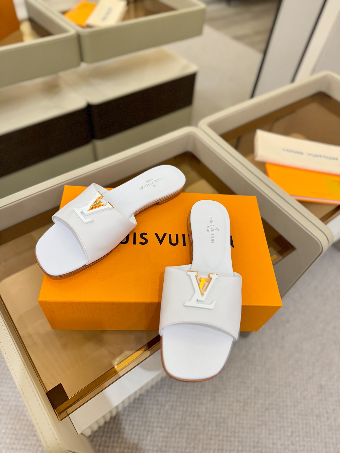 L✔️家 春夏款专柜走秀官网系列、同步更新、完美楦型+大V扣电镀两层设计、再现经典、工艺及其复杂、走路不