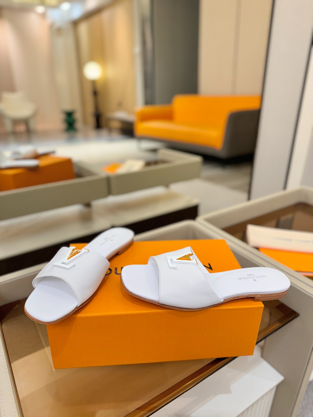 L✔️家 春夏款专柜走秀官网系列、同步更新、完美楦型+大V扣电镀两层设计、再现经典、工艺及其复杂、走路不