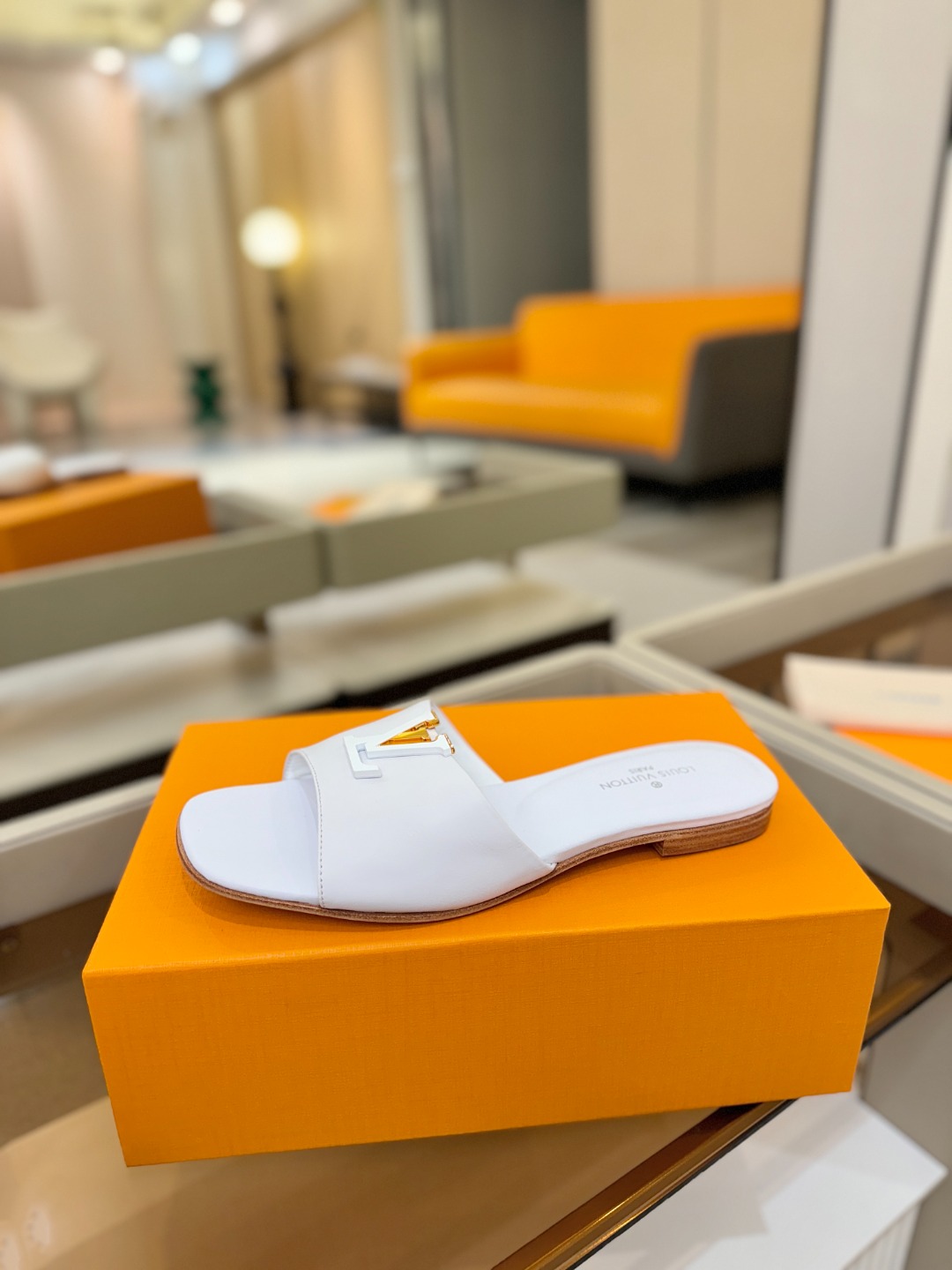 L✔️家 春夏款专柜走秀官网系列、同步更新、完美楦型+大V扣电镀两层设计、再现经典、工艺及其复杂、走路不