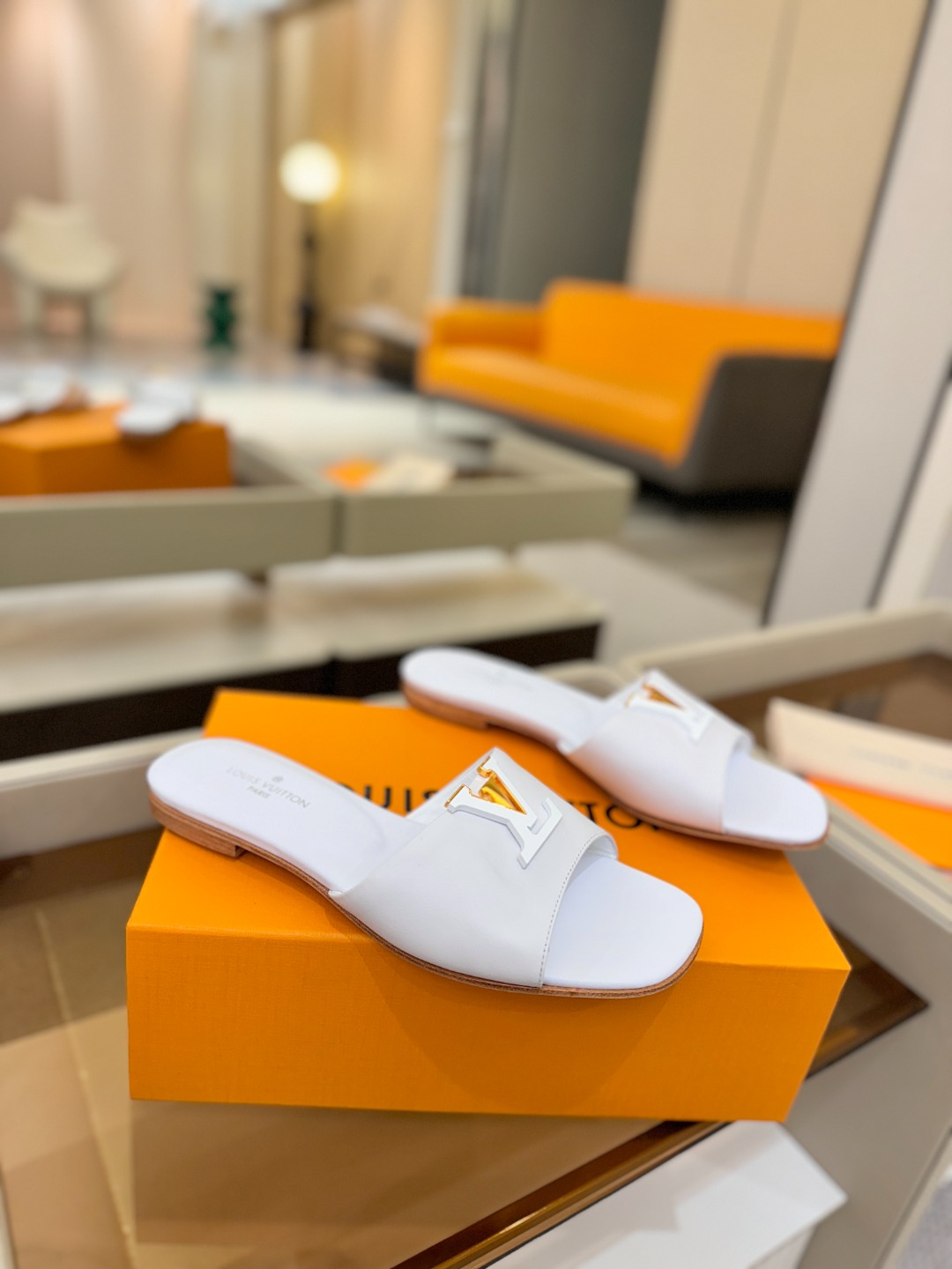 L✔️家 春夏款专柜走秀官网系列、同步更新、完美楦型+大V扣电镀两层设计、再现经典、工艺及其复杂、走路不