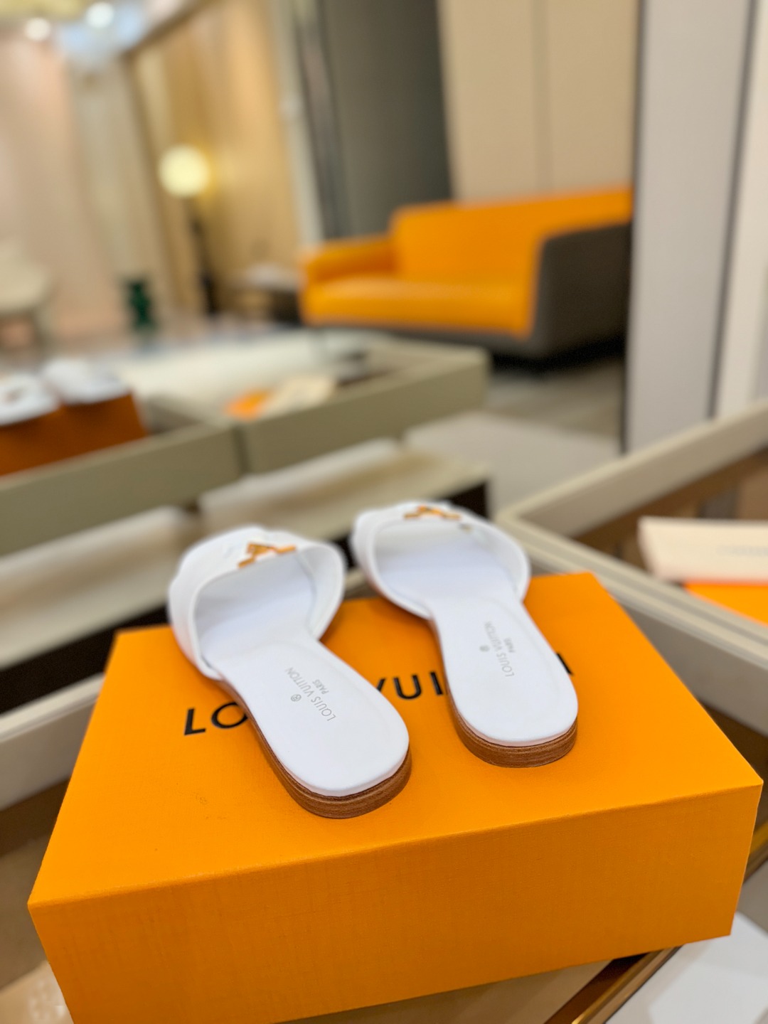 L✔️家 春夏款专柜走秀官网系列、同步更新、完美楦型+大V扣电镀两层设计、再现经典、工艺及其复杂、走路不