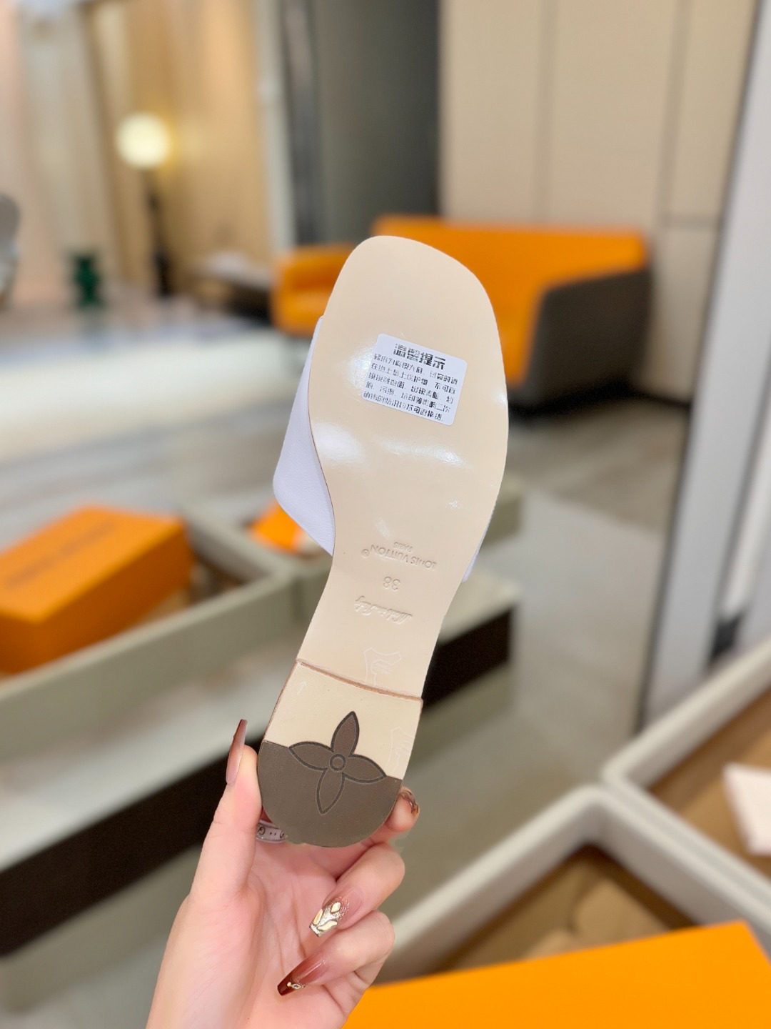 L✔️家 春夏款专柜走秀官网系列、同步更新、完美楦型+大V扣电镀两层设计、再现经典、工艺及其复杂、走路不