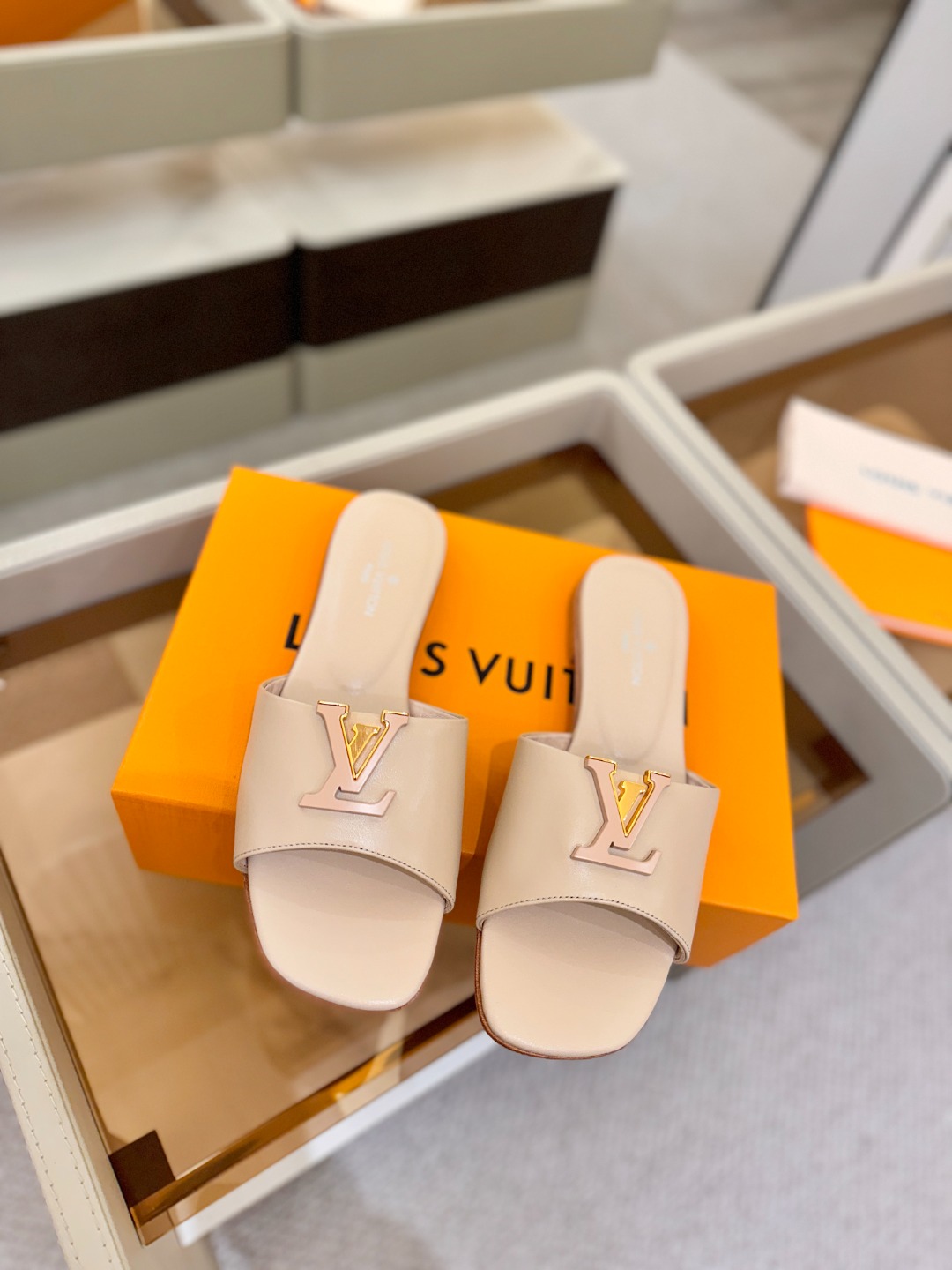 L✔️家 春夏款专柜走秀官网系列、同步更新、完美楦型+大V扣电镀两层设计、再现经典、工艺及其复杂、走路不