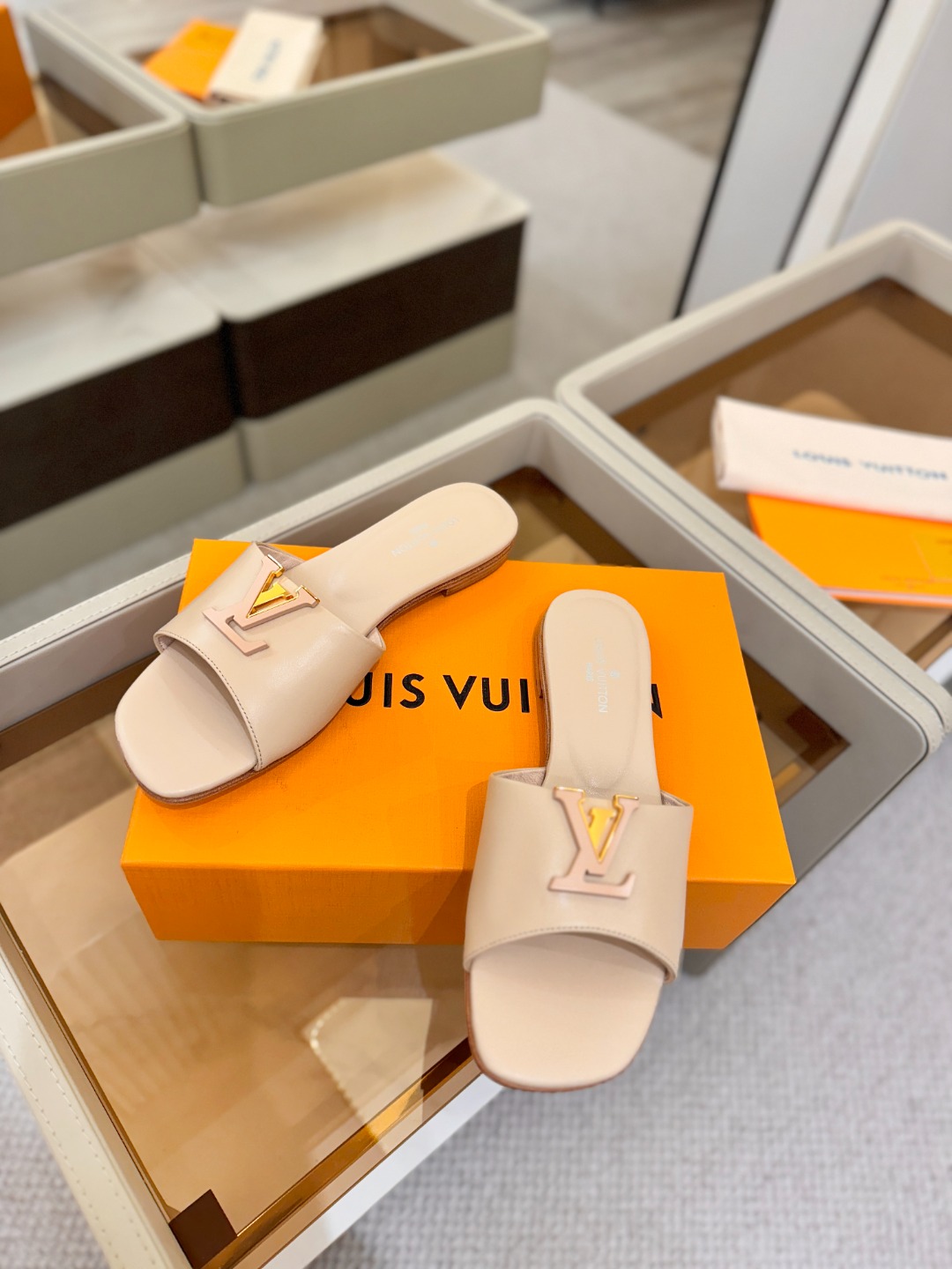 L✔️家 春夏款专柜走秀官网系列、同步更新、完美楦型+大V扣电镀两层设计、再现经典、工艺及其复杂、走路不