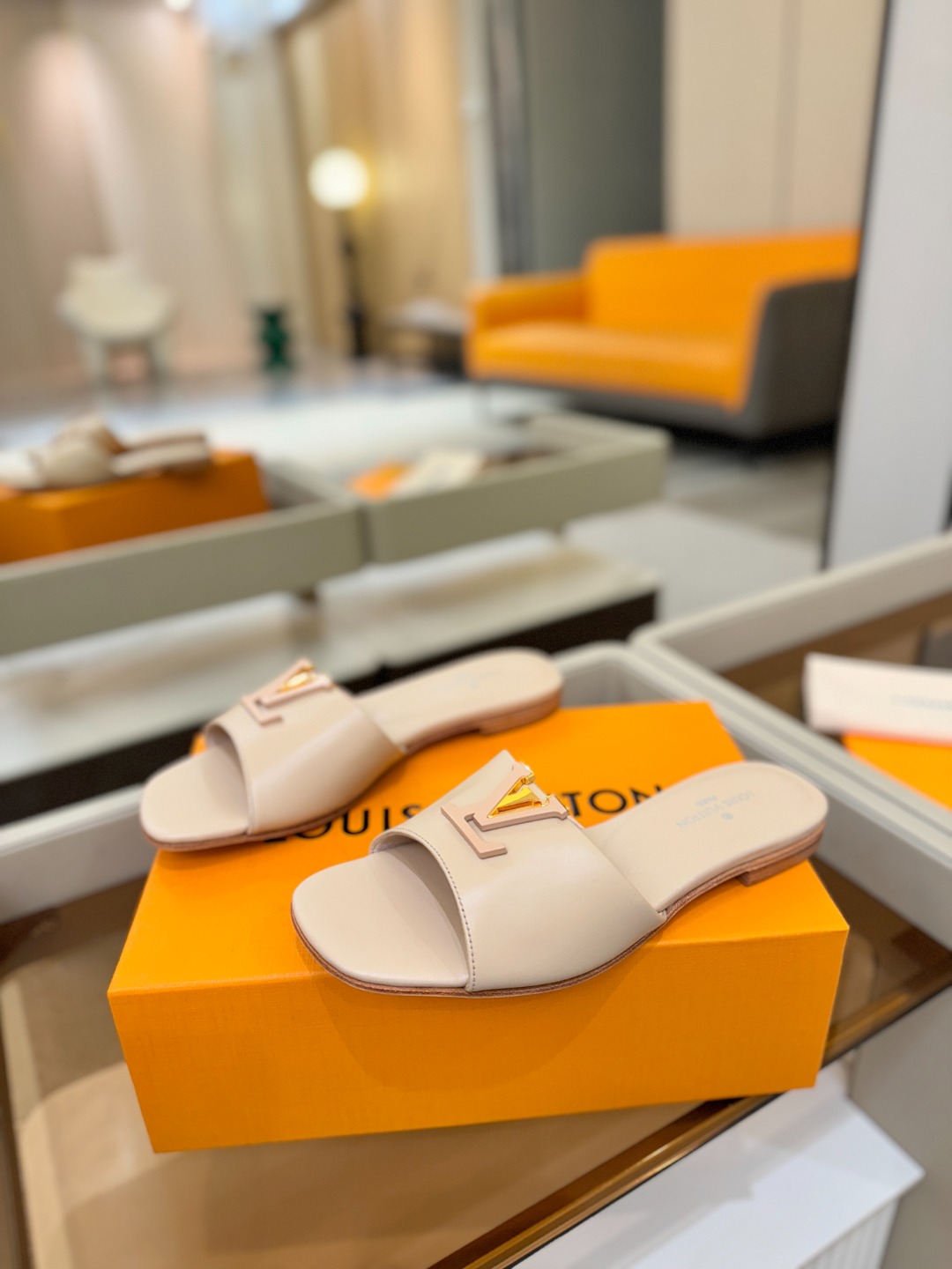 L✔️家 春夏款专柜走秀官网系列、同步更新、完美楦型+大V扣电镀两层设计、再现经典、工艺及其复杂、走路不