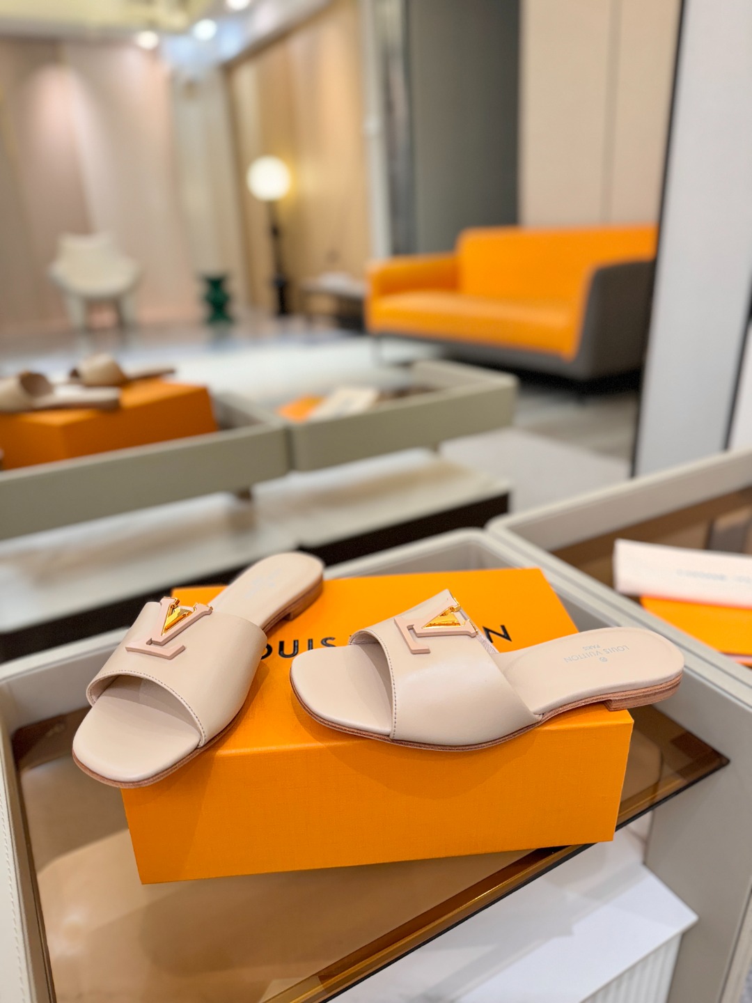 L✔️家 春夏款专柜走秀官网系列、同步更新、完美楦型+大V扣电镀两层设计、再现经典、工艺及其复杂、走路不