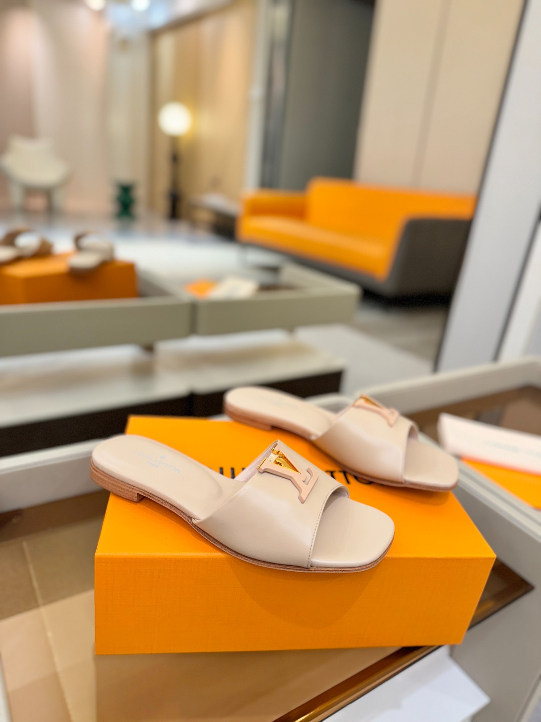 L✔️家 春夏款专柜走秀官网系列、同步更新、完美楦型+大V扣电镀两层设计、再现经典、工艺及其复杂、走路不