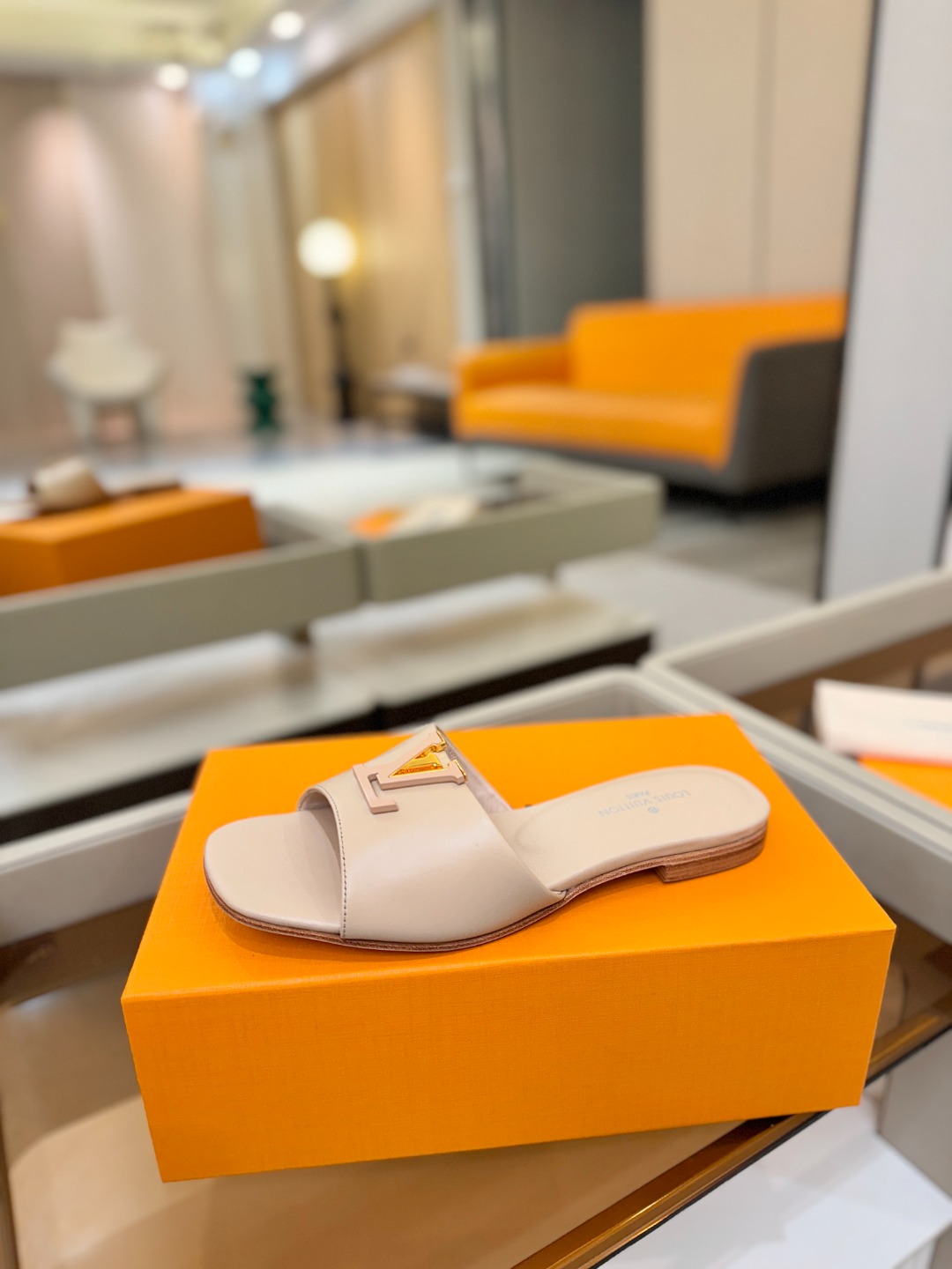 L✔️家 春夏款专柜走秀官网系列、同步更新、完美楦型+大V扣电镀两层设计、再现经典、工艺及其复杂、走路不