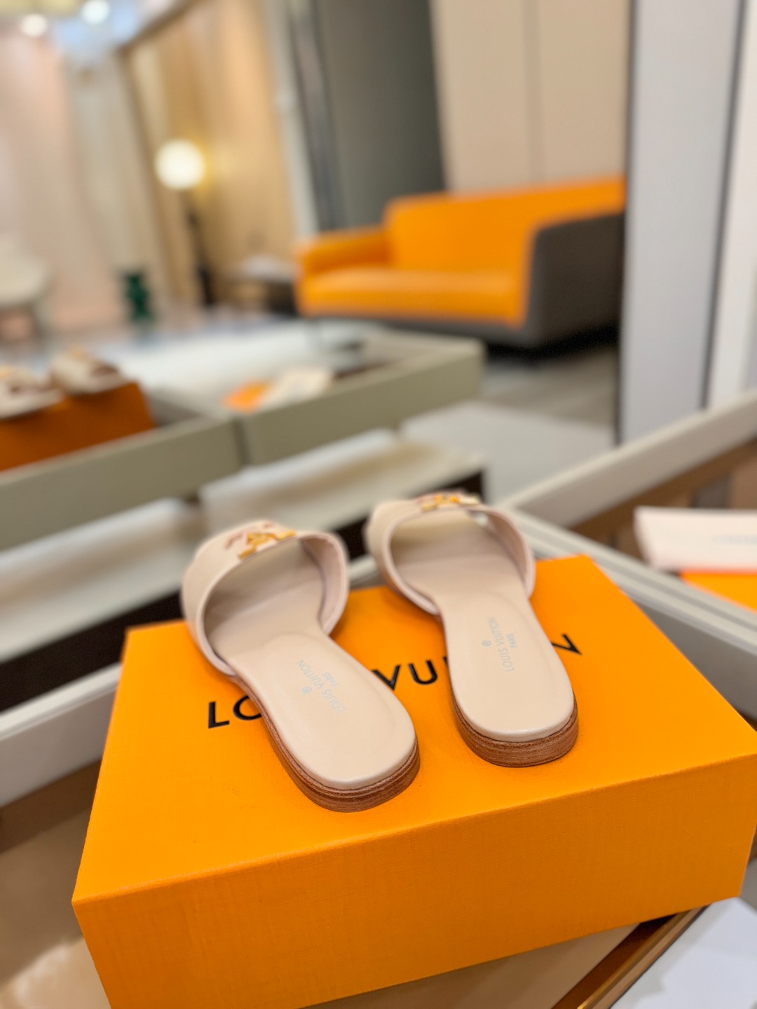 L✔️家 春夏款专柜走秀官网系列、同步更新、完美楦型+大V扣电镀两层设计、再现经典、工艺及其复杂、走路不