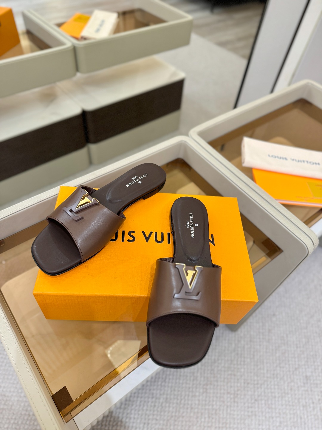 L✔️家 春夏款专柜走秀官网系列、同步更新、完美楦型+大V扣电镀两层设计、再现经典、工艺及其复杂、走路不