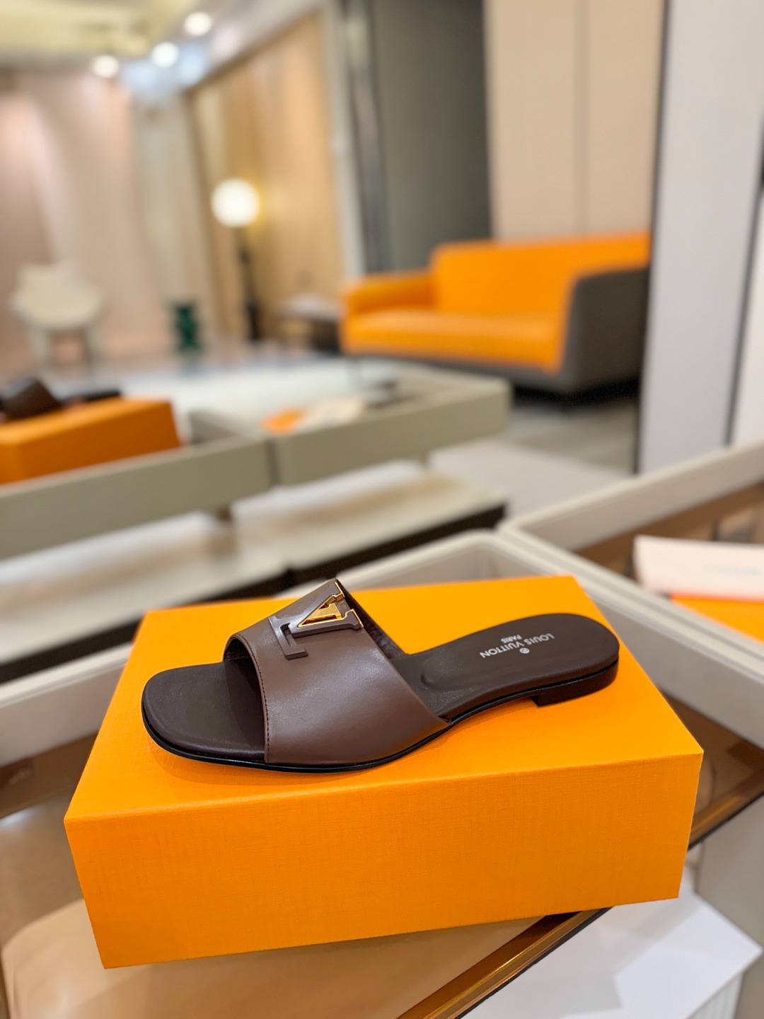 L✔️家 春夏款专柜走秀官网系列、同步更新、完美楦型+大V扣电镀两层设计、再现经典、工艺及其复杂、走路不