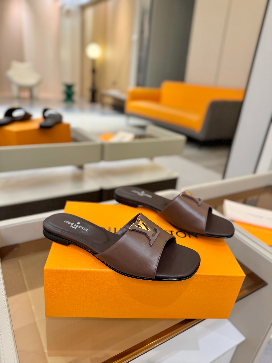 L✔️家 春夏款专柜走秀官网系列、同步更新、完美楦型+大V扣电镀两层设计、再现经典、工艺及其复杂、走路不