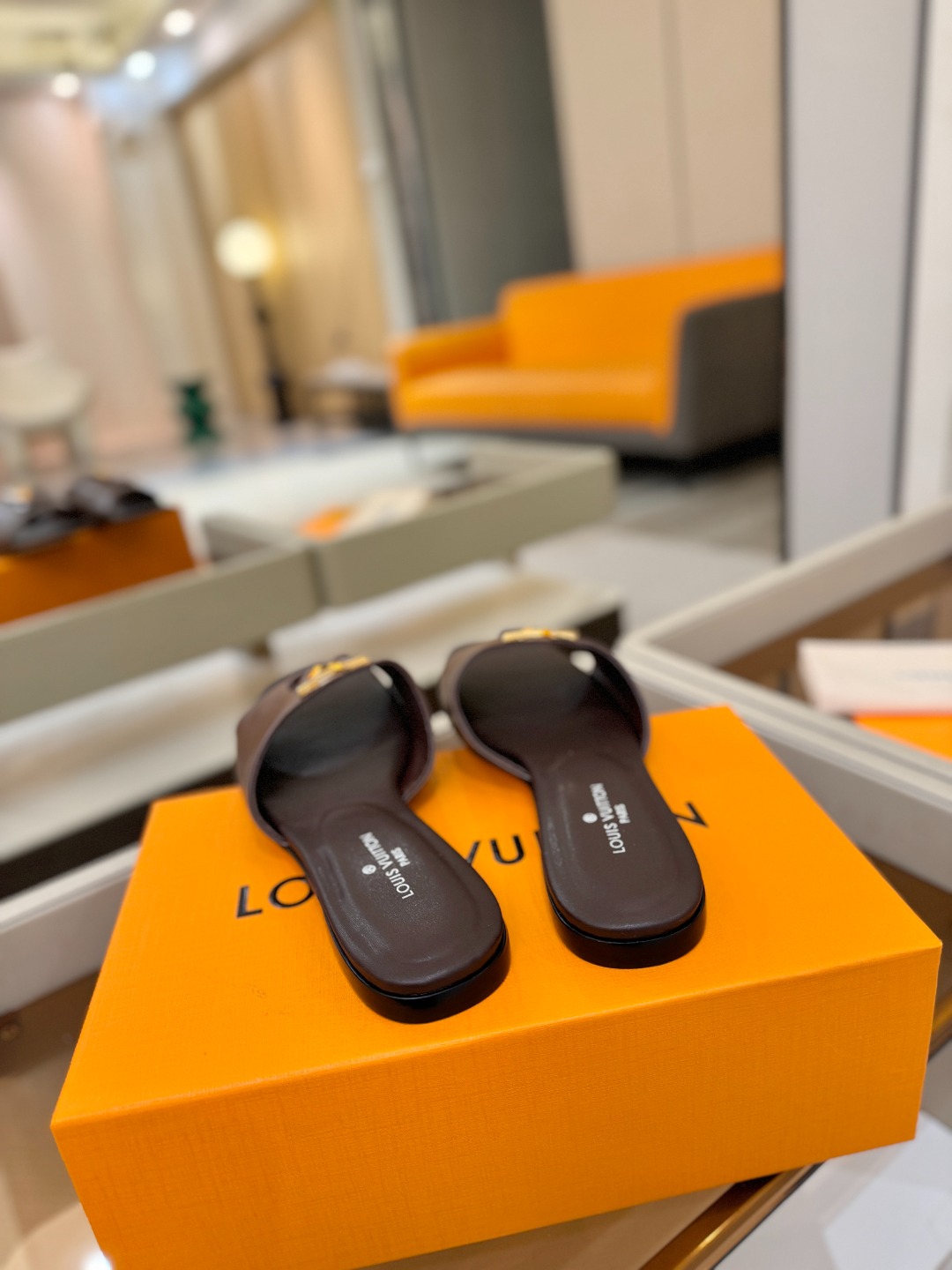 L✔️家 春夏款专柜走秀官网系列、同步更新、完美楦型+大V扣电镀两层设计、再现经典、工艺及其复杂、走路不