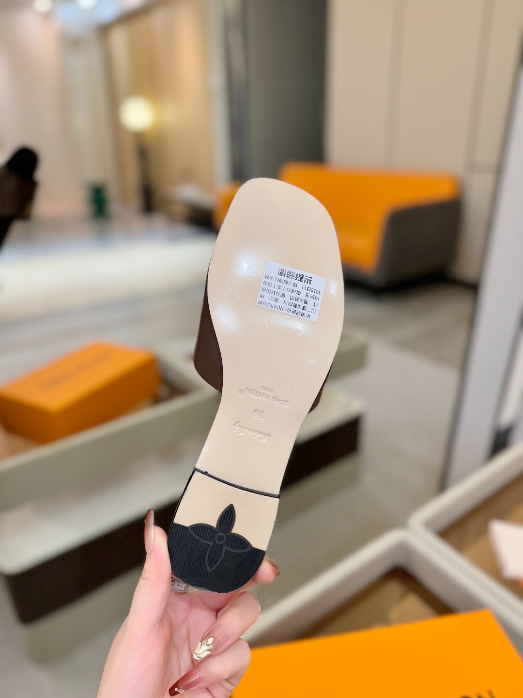 L✔️家 春夏款专柜走秀官网系列、同步更新、完美楦型+大V扣电镀两层设计、再现经典、工艺及其复杂、走路不