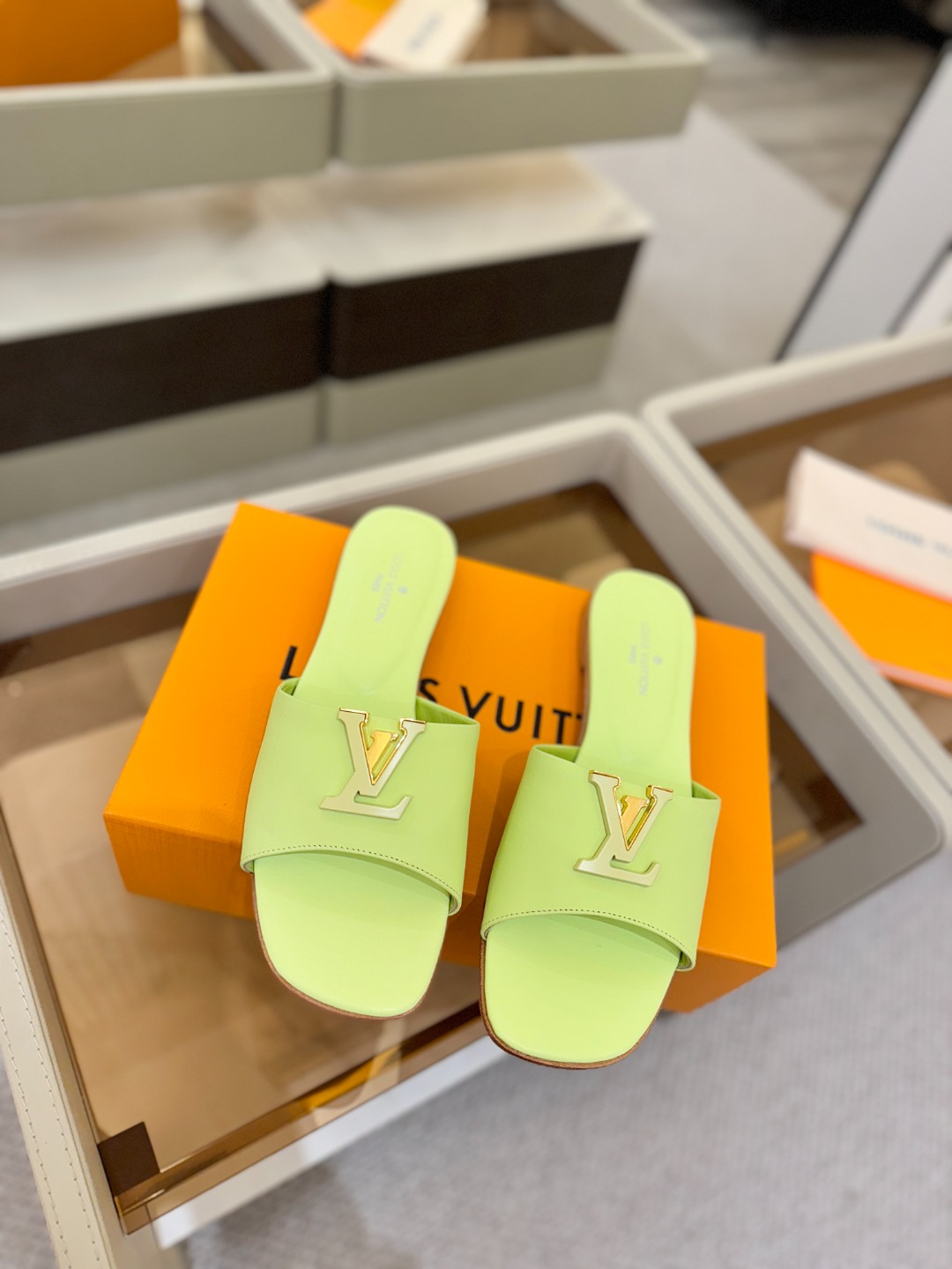 L✔️家 春夏款专柜走秀官网系列、同步更新、完美楦型+大V扣电镀两层设计、再现经典、工艺及其复杂、走路不