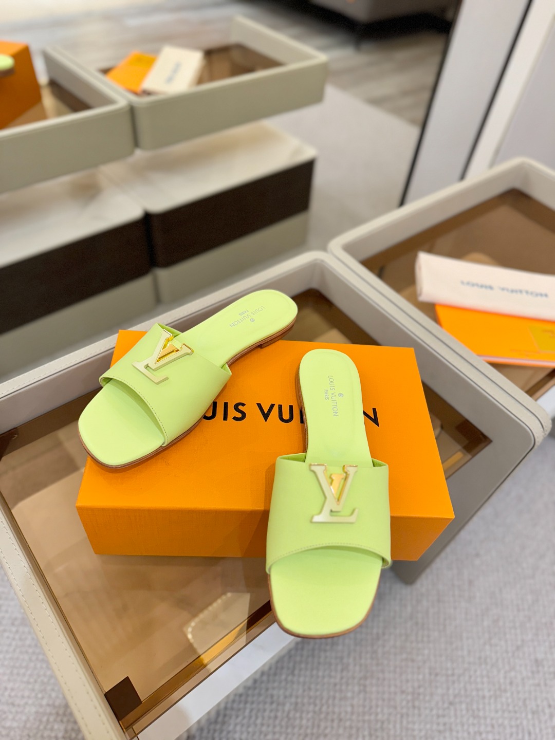 L✔️家 春夏款专柜走秀官网系列、同步更新、完美楦型+大V扣电镀两层设计、再现经典、工艺及其复杂、走路不