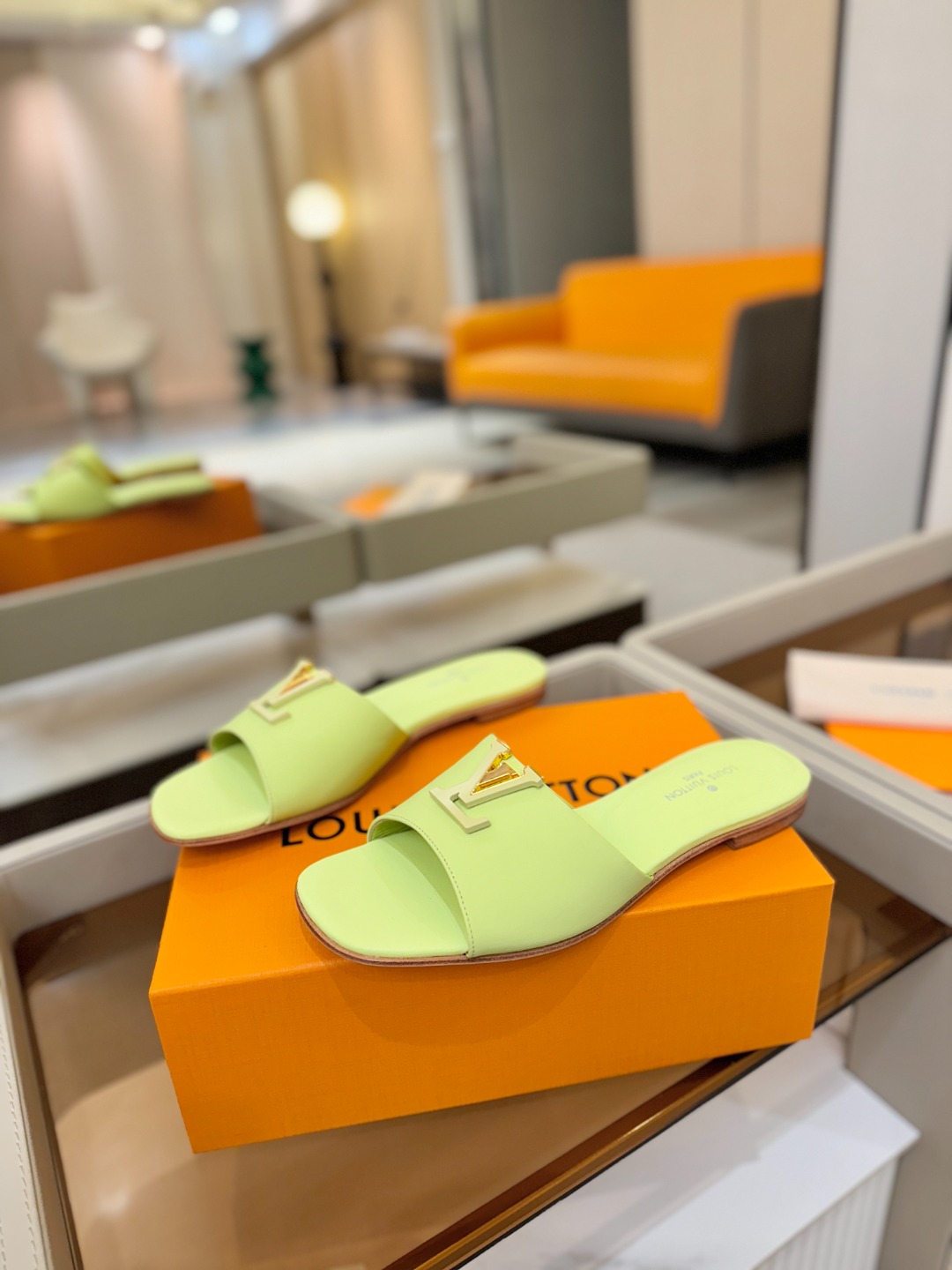 L✔️家 春夏款专柜走秀官网系列、同步更新、完美楦型+大V扣电镀两层设计、再现经典、工艺及其复杂、走路不