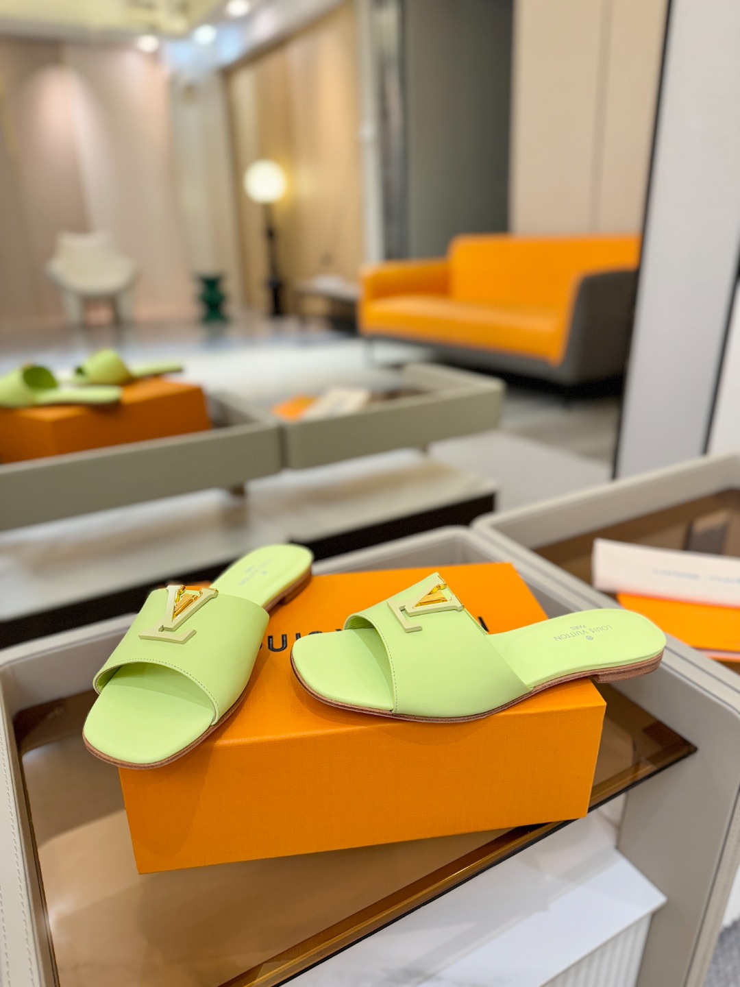 L✔️家 春夏款专柜走秀官网系列、同步更新、完美楦型+大V扣电镀两层设计、再现经典、工艺及其复杂、走路不