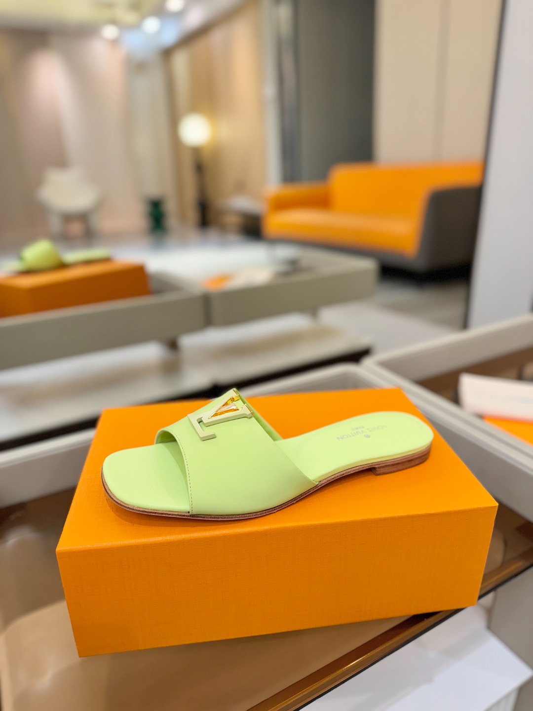 L✔️家 春夏款专柜走秀官网系列、同步更新、完美楦型+大V扣电镀两层设计、再现经典、工艺及其复杂、走路不