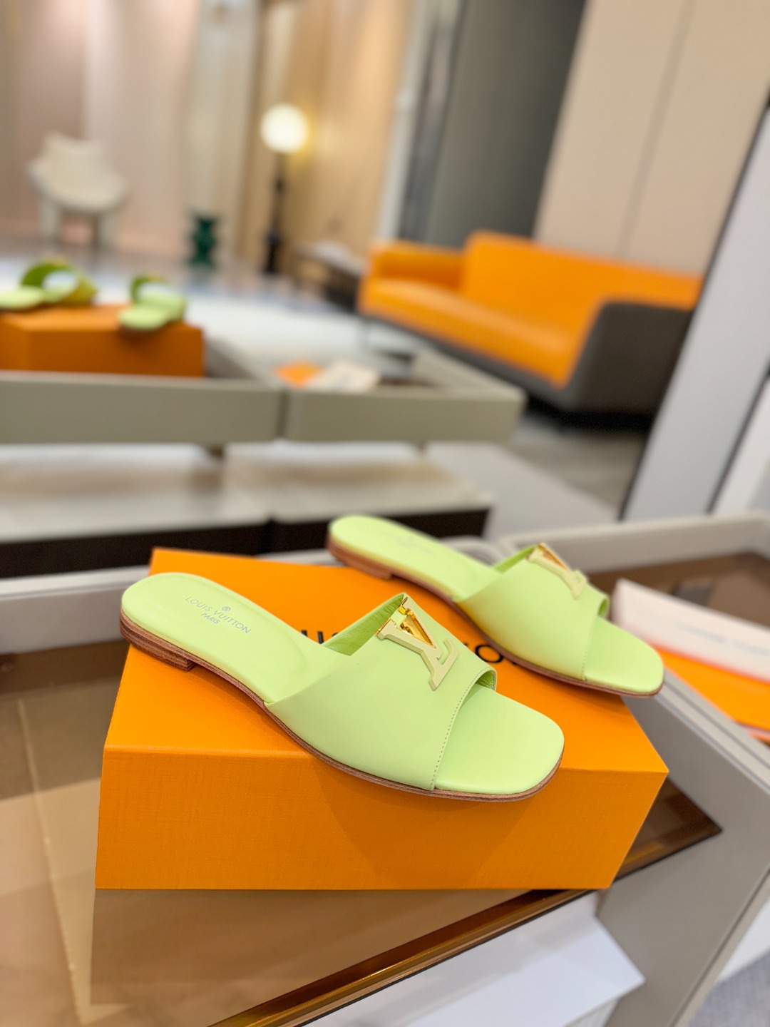 L✔️家 春夏款专柜走秀官网系列、同步更新、完美楦型+大V扣电镀两层设计、再现经典、工艺及其复杂、走路不