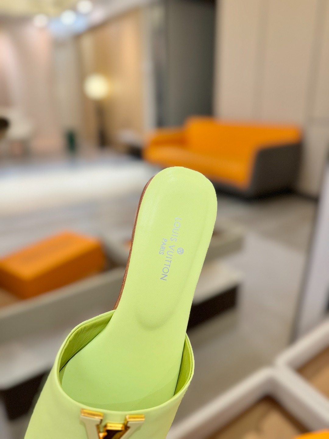 L✔️家 春夏款专柜走秀官网系列、同步更新、完美楦型+大V扣电镀两层设计、再现经典、工艺及其复杂、走路不