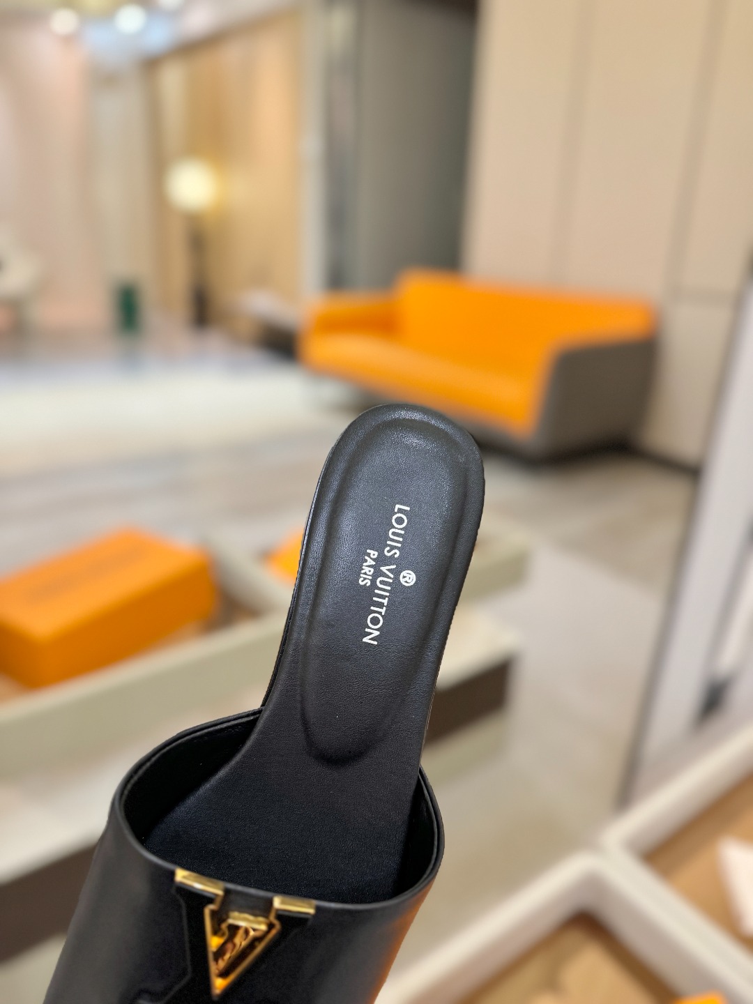 L✔️家 春夏款专柜走秀官网系列、同步更新、完美楦型+大V扣电镀两层设计、再现经典、工艺及其复杂、走路不