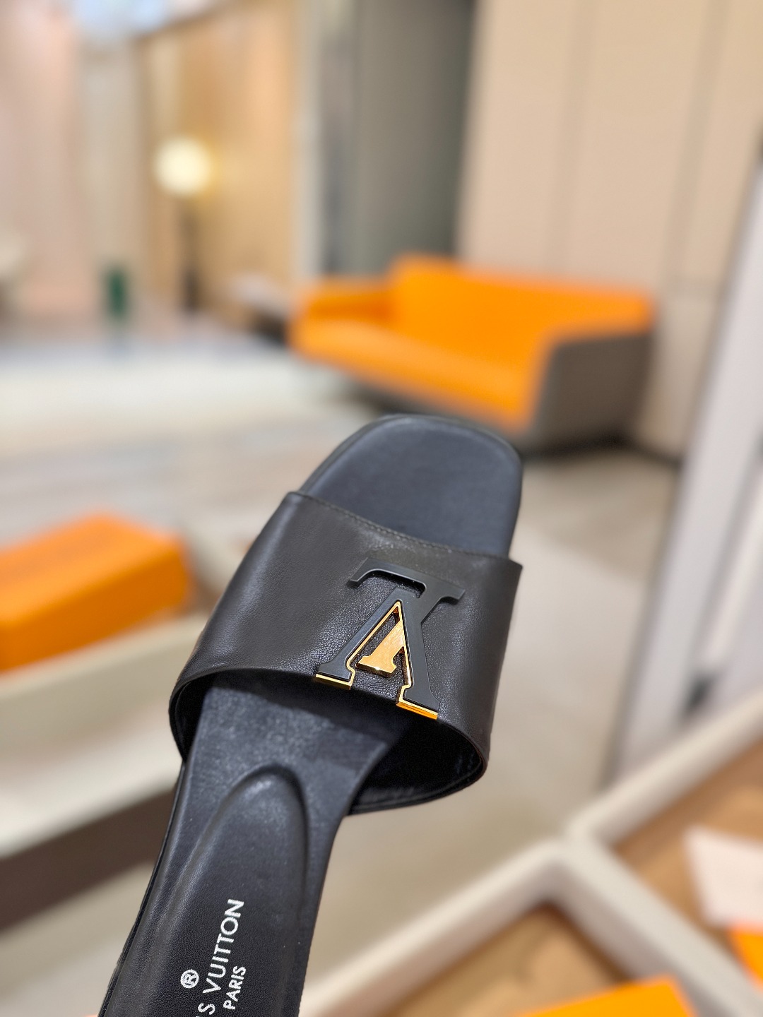 L✔️家 春夏款专柜走秀官网系列、同步更新、完美楦型+大V扣电镀两层设计、再现经典、工艺及其复杂、走路不