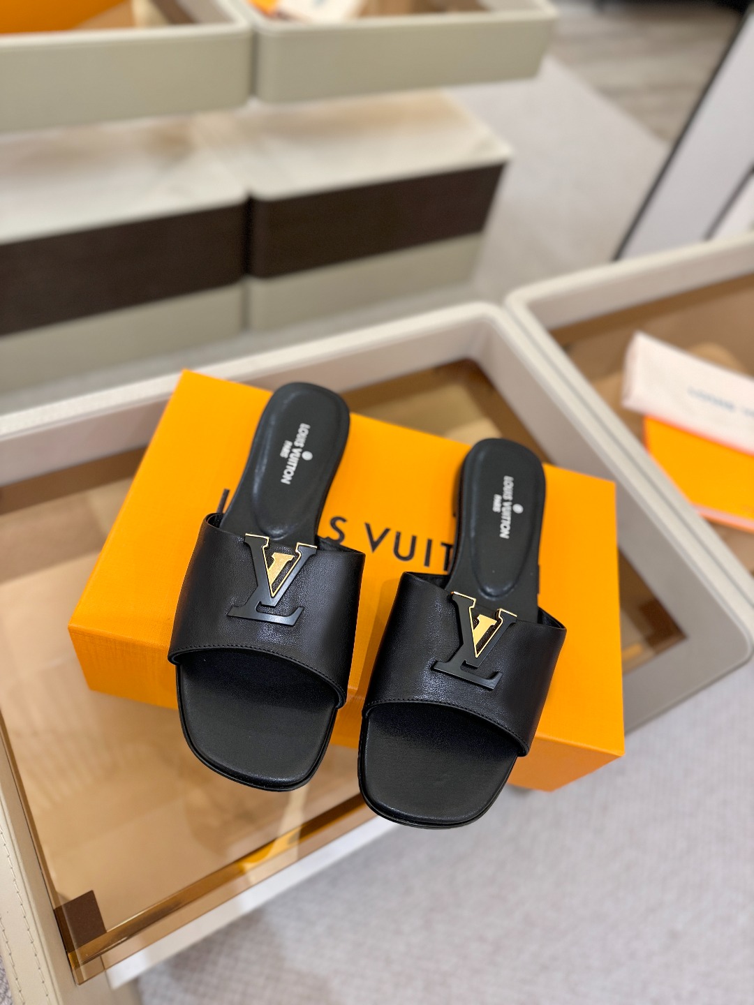 L✔️家 春夏款专柜走秀官网系列、同步更新、完美楦型+大V扣电镀两层设计、再现经典、工艺及其复杂、走路不