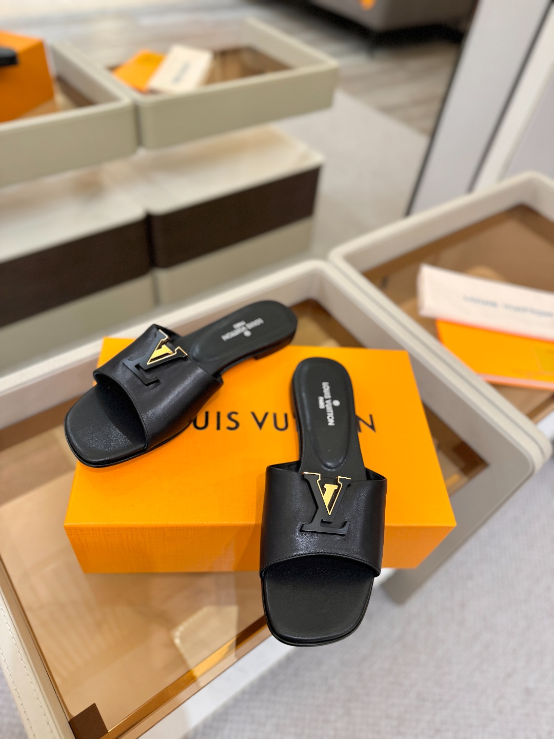 L✔️家 春夏款专柜走秀官网系列、同步更新、完美楦型+大V扣电镀两层设计、再现经典、工艺及其复杂、走路不