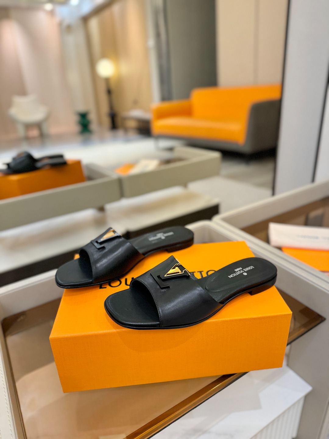 L✔️家 春夏款专柜走秀官网系列、同步更新、完美楦型+大V扣电镀两层设计、再现经典、工艺及其复杂、走路不