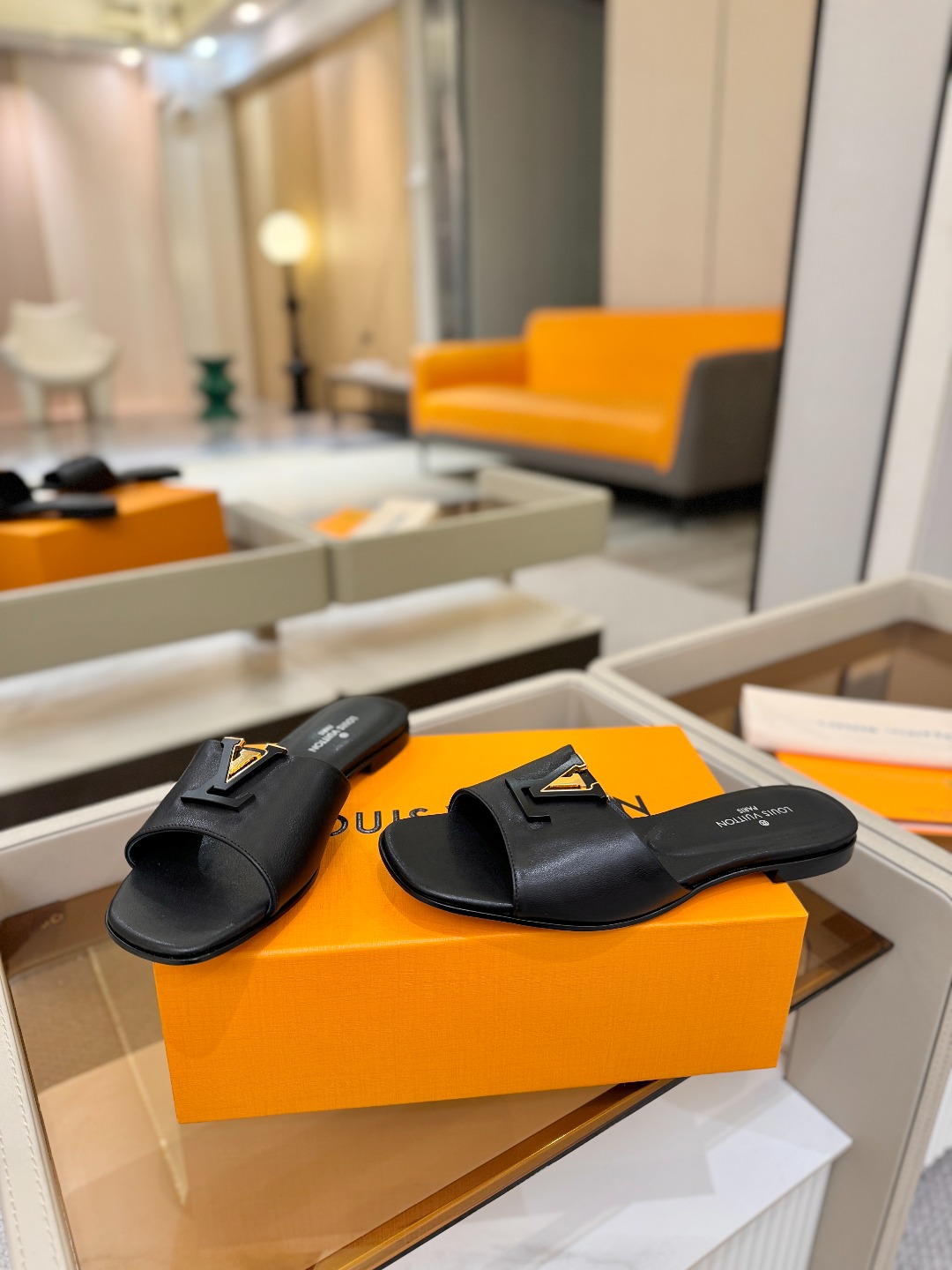 L✔️家 春夏款专柜走秀官网系列、同步更新、完美楦型+大V扣电镀两层设计、再现经典、工艺及其复杂、走路不