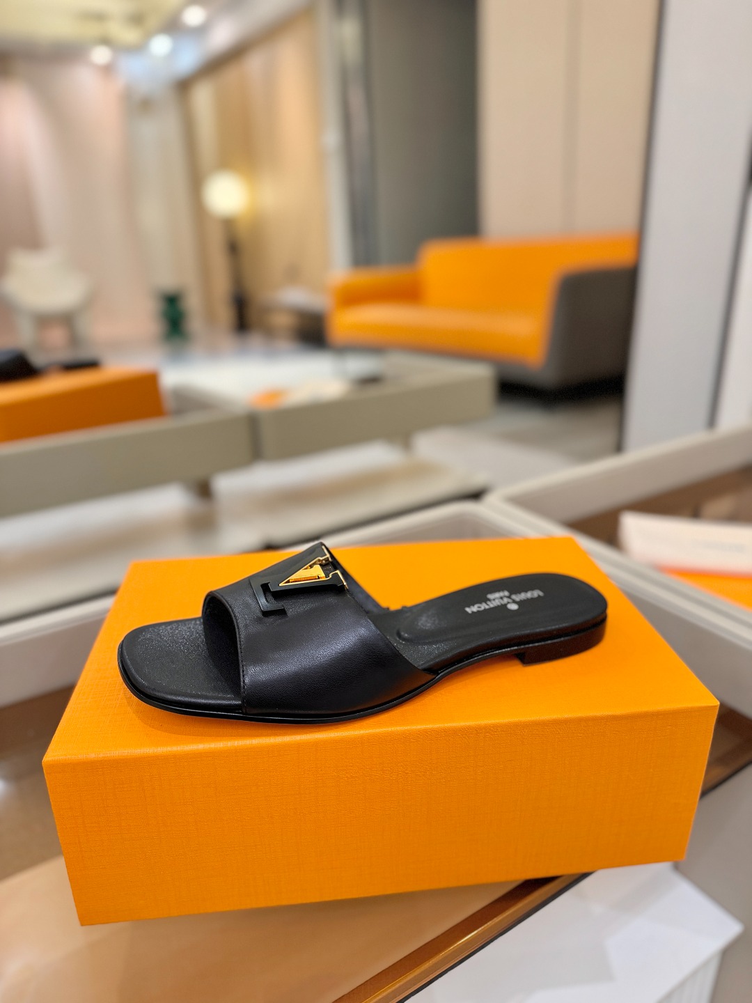 L✔️家 春夏款专柜走秀官网系列、同步更新、完美楦型+大V扣电镀两层设计、再现经典、工艺及其复杂、走路不