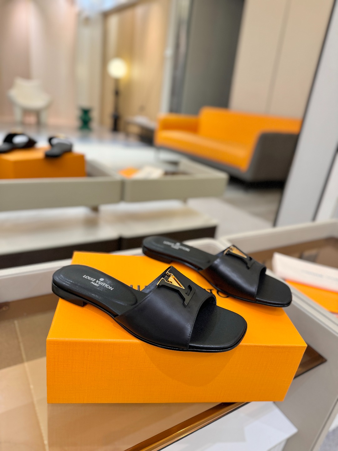 L✔️家 春夏款专柜走秀官网系列、同步更新、完美楦型+大V扣电镀两层设计、再现经典、工艺及其复杂、走路不