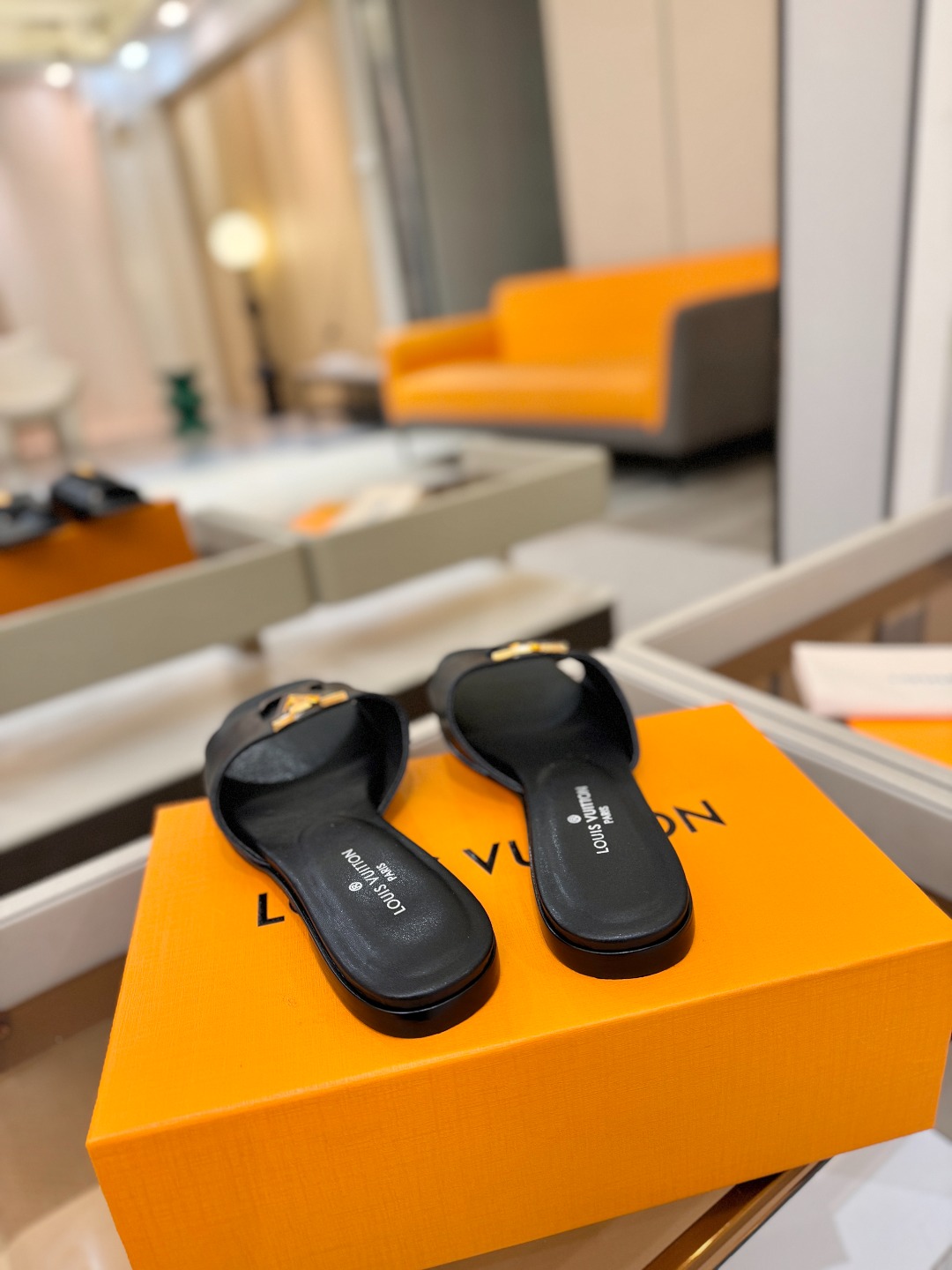 L✔️家 春夏款专柜走秀官网系列、同步更新、完美楦型+大V扣电镀两层设计、再现经典、工艺及其复杂、走路不