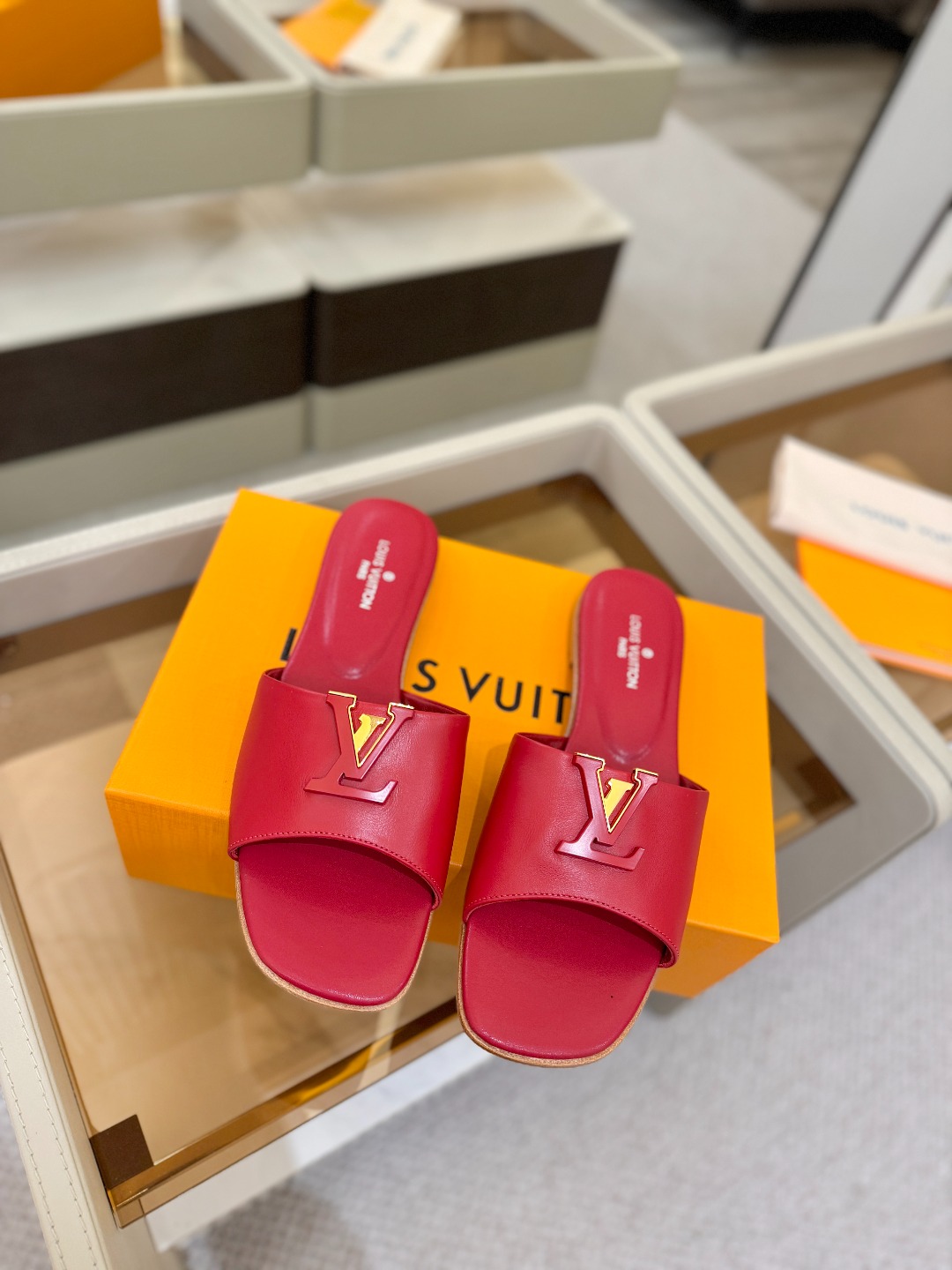 L✔️家 春夏款专柜走秀官网系列、同步更新、完美楦型+大V扣电镀两层设计、再现经典、工艺及其复杂、走路不