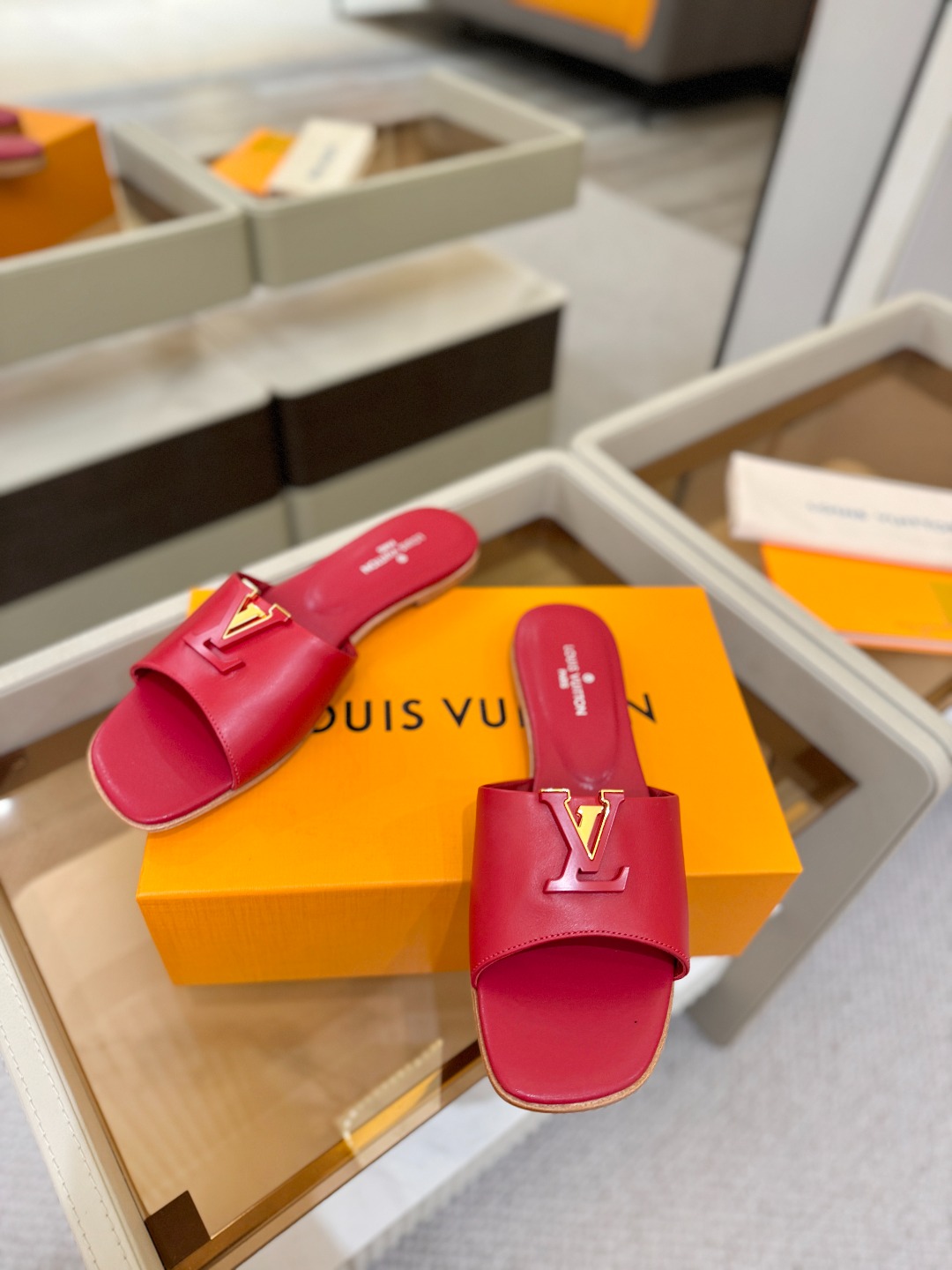 L✔️家 春夏款专柜走秀官网系列、同步更新、完美楦型+大V扣电镀两层设计、再现经典、工艺及其复杂、走路不