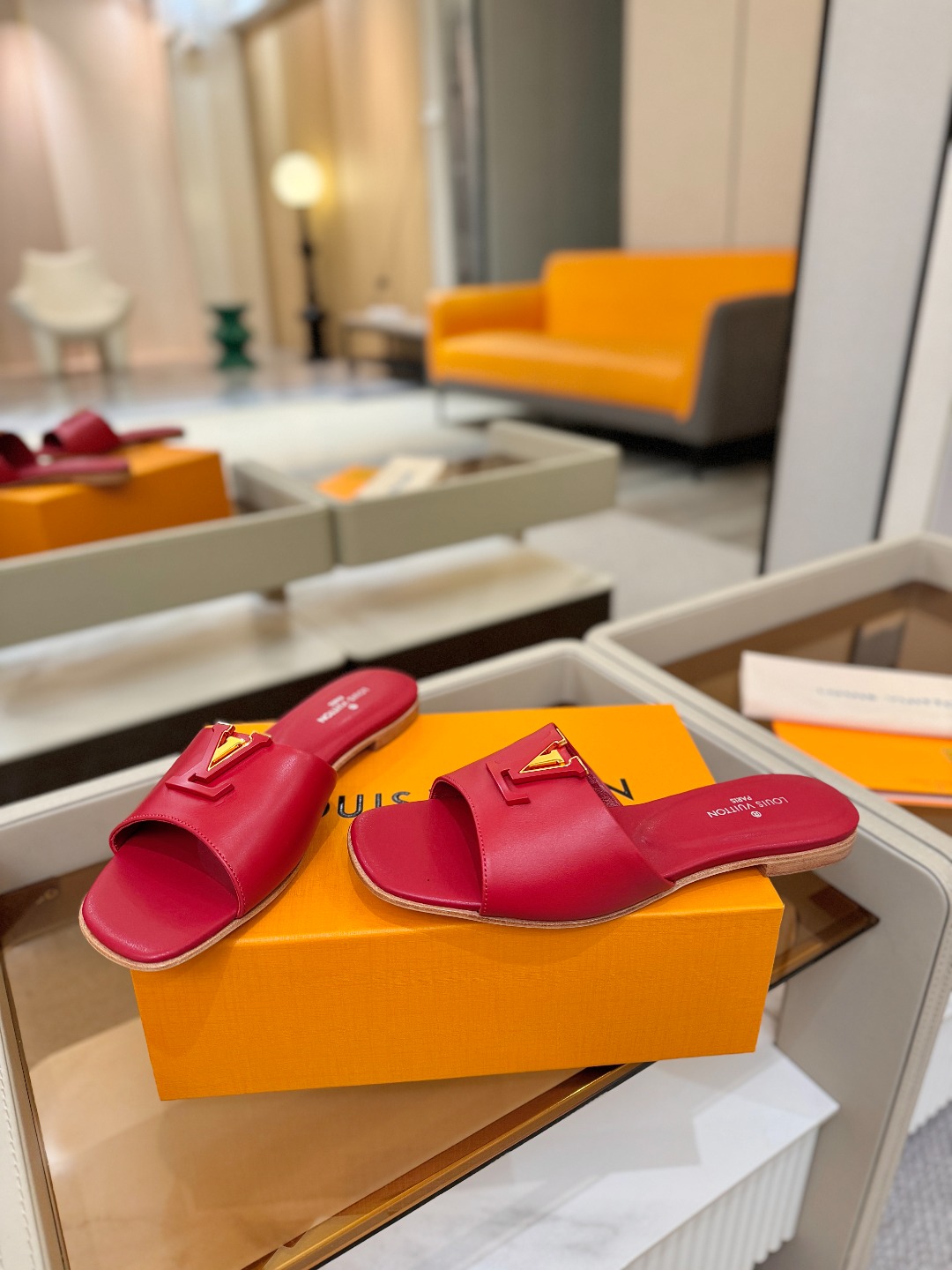 L✔️家 春夏款专柜走秀官网系列、同步更新、完美楦型+大V扣电镀两层设计、再现经典、工艺及其复杂、走路不