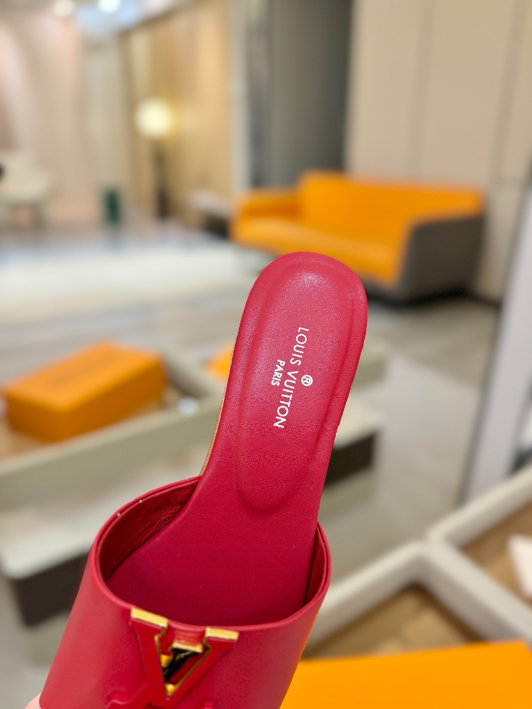 L✔️家 春夏款专柜走秀官网系列、同步更新、完美楦型+大V扣电镀两层设计、再现经典、工艺及其复杂、走路不