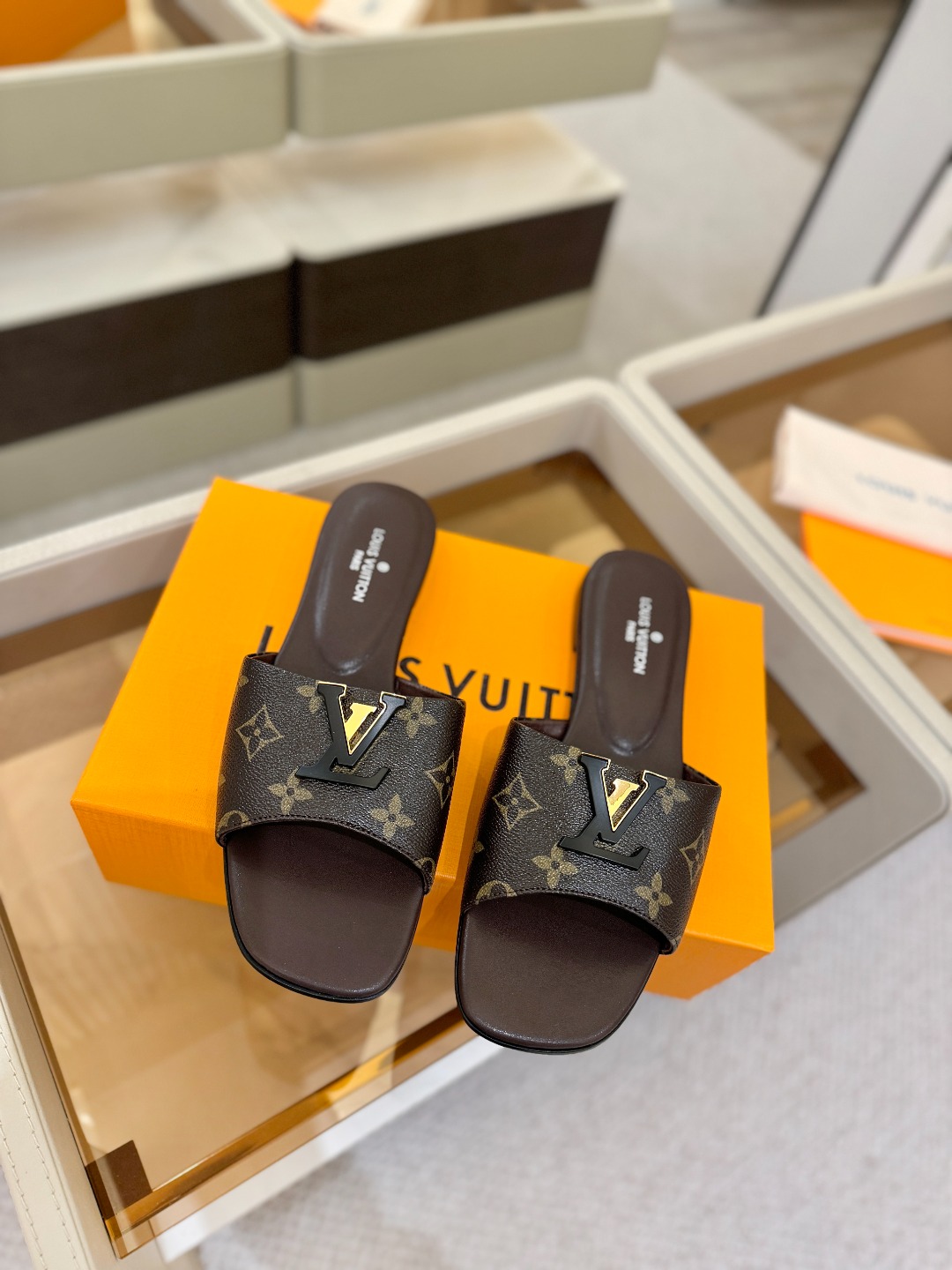 L✔️家 春夏款专柜走秀官网系列、同步更新、完美楦型+大V扣电镀两层设计、再现经典、工艺及其复杂、走路不