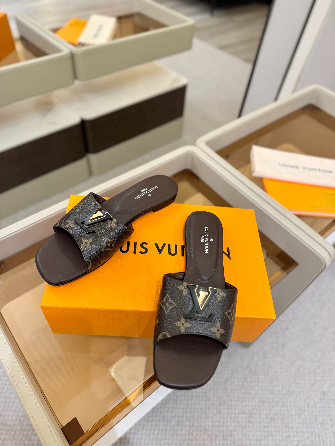 L✔️家 春夏款专柜走秀官网系列、同步更新、完美楦型+大V扣电镀两层设计、再现经典、工艺及其复杂、走路不