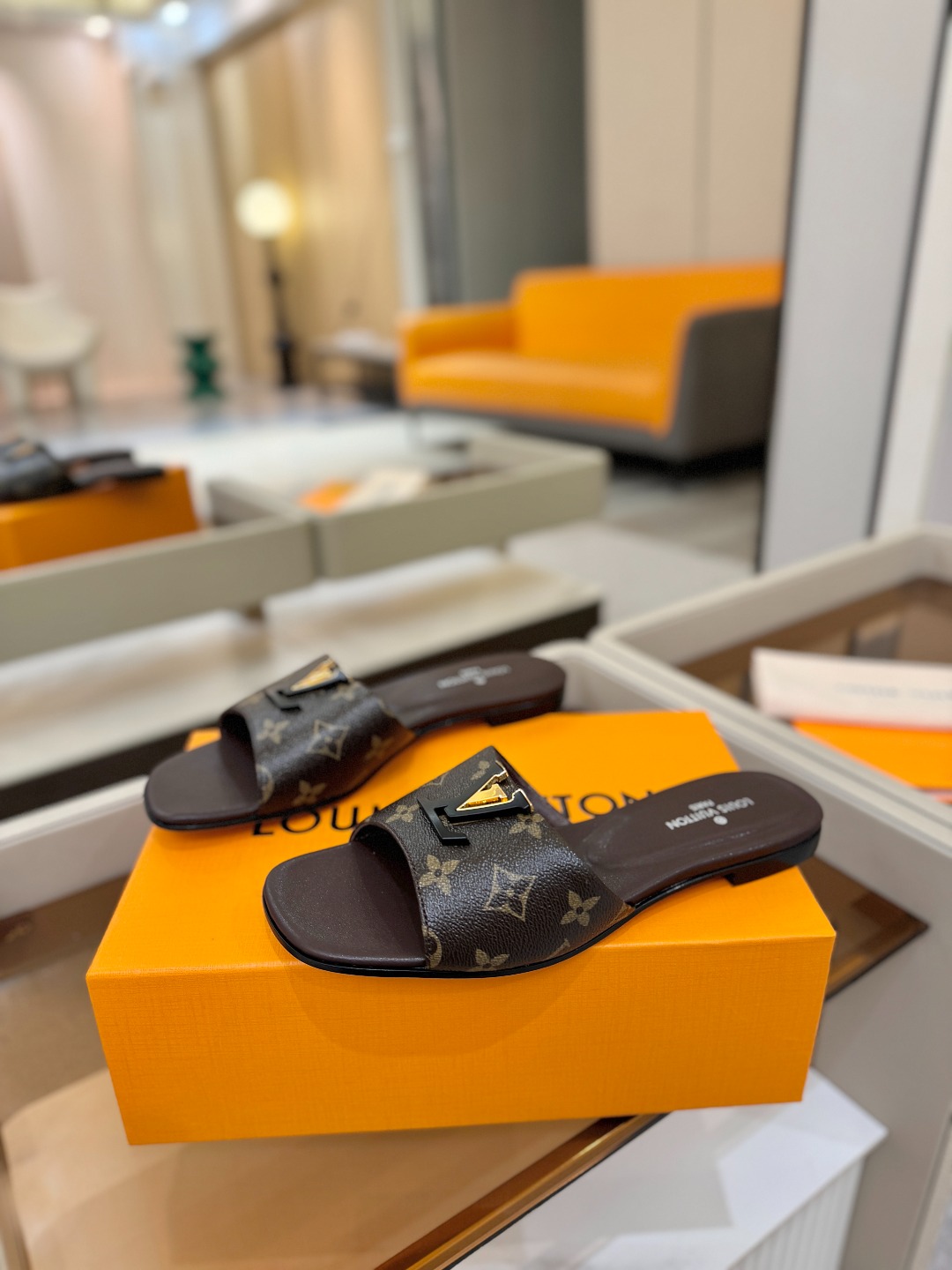 L✔️家 春夏款专柜走秀官网系列、同步更新、完美楦型+大V扣电镀两层设计、再现经典、工艺及其复杂、走路不