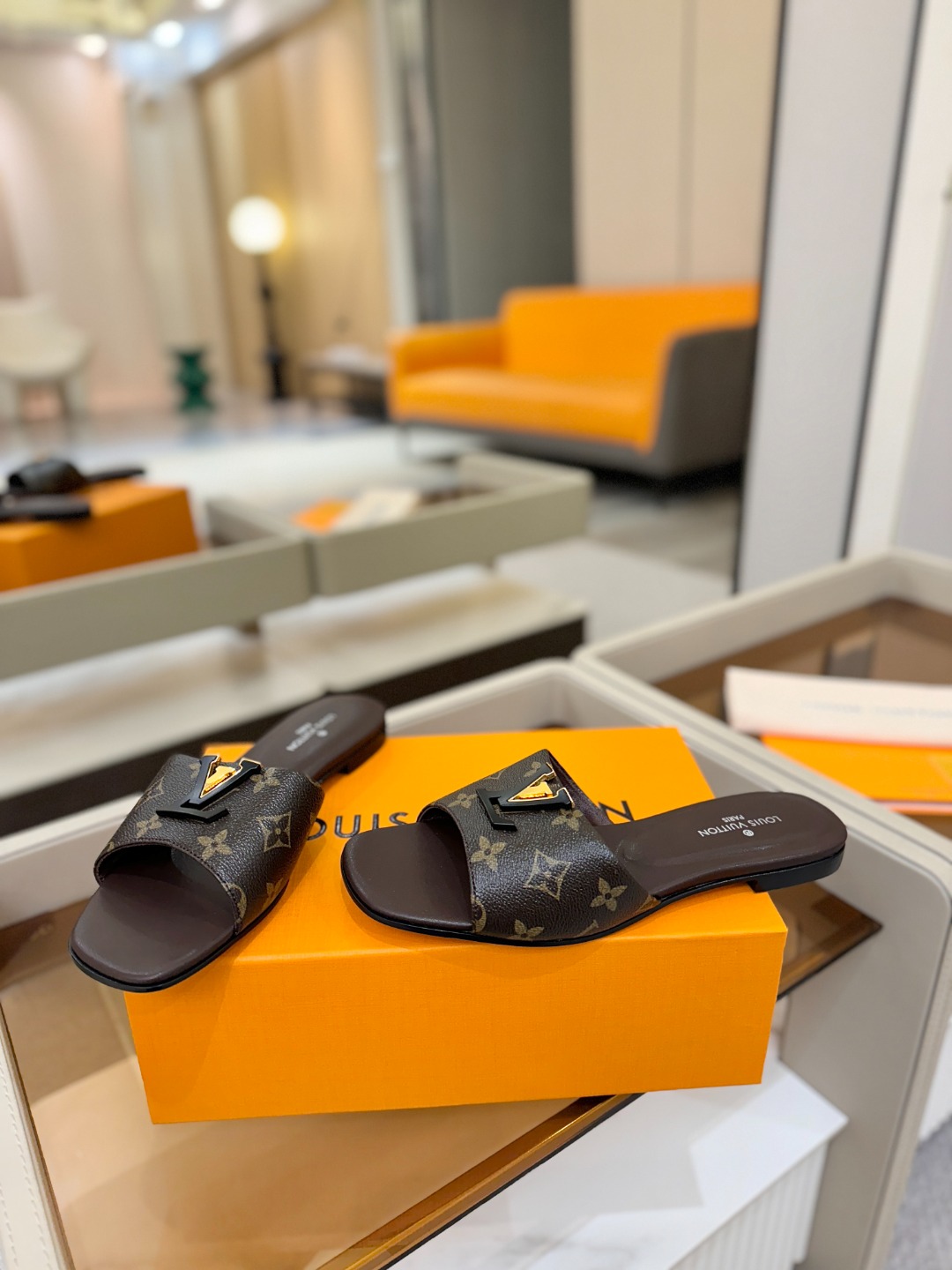 L✔️家 春夏款专柜走秀官网系列、同步更新、完美楦型+大V扣电镀两层设计、再现经典、工艺及其复杂、走路不