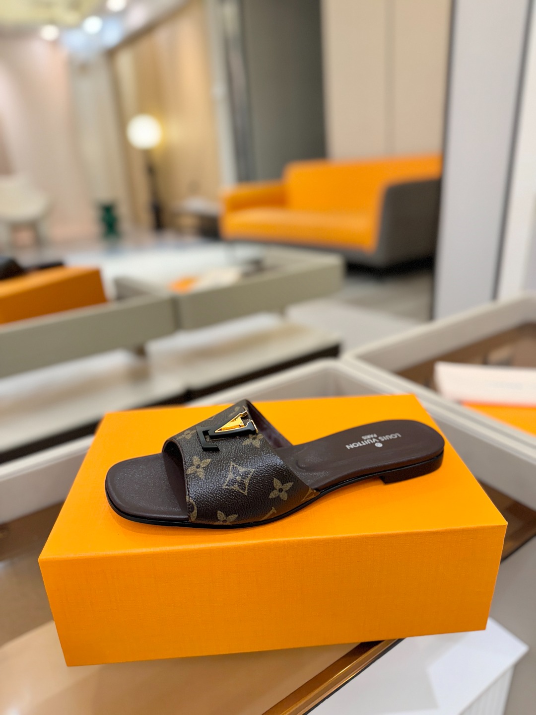 L✔️家 春夏款专柜走秀官网系列、同步更新、完美楦型+大V扣电镀两层设计、再现经典、工艺及其复杂、走路不