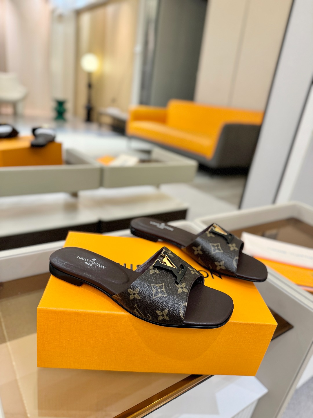 L✔️家 春夏款专柜走秀官网系列、同步更新、完美楦型+大V扣电镀两层设计、再现经典、工艺及其复杂、走路不