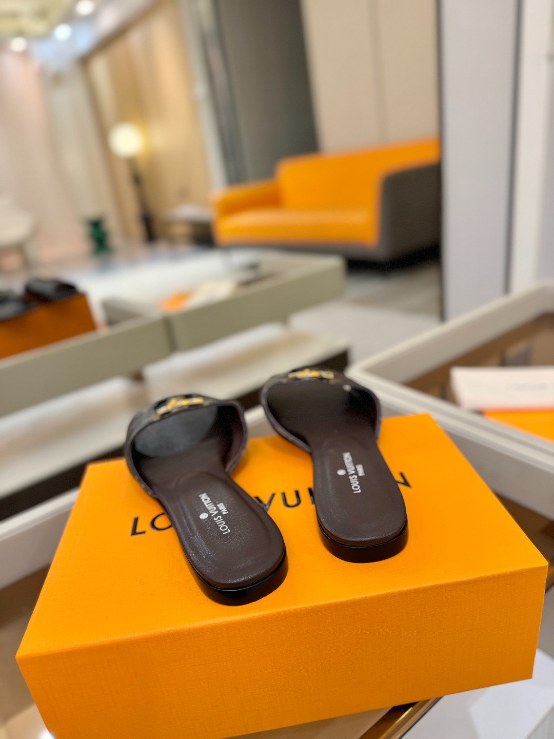 L✔️家 春夏款专柜走秀官网系列、同步更新、完美楦型+大V扣电镀两层设计、再现经典、工艺及其复杂、走路不