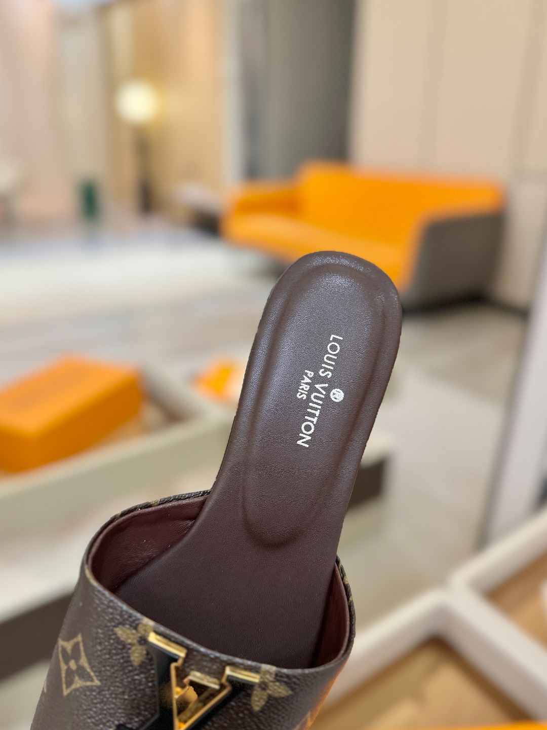 L✔️家 春夏款专柜走秀官网系列、同步更新、完美楦型+大V扣电镀两层设计、再现经典、工艺及其复杂、走路不