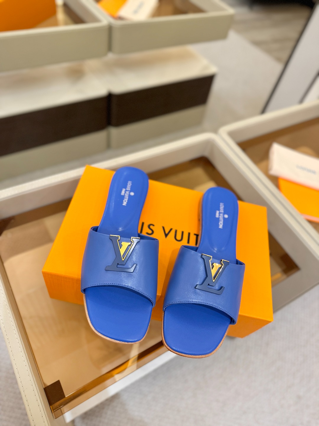 L✔️家 春夏款专柜走秀官网系列、同步更新、完美楦型+大V扣电镀两层设计、再现经典、工艺及其复杂、走路不